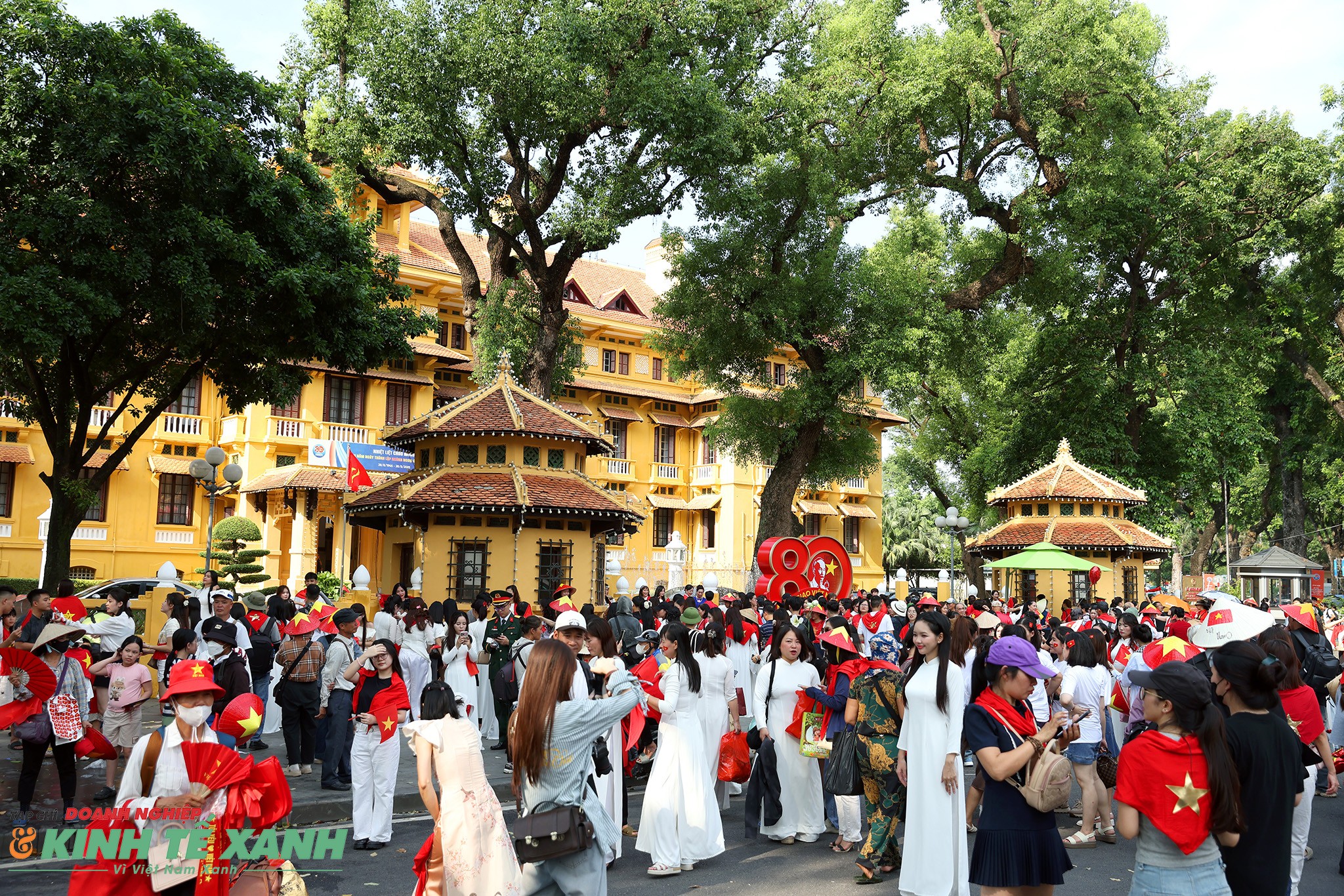 Khu vực trước cửa Bộ Ngoại giao, quảng trường Ba Đình đông đúc người dân tới chụp ảnh lưu niệm