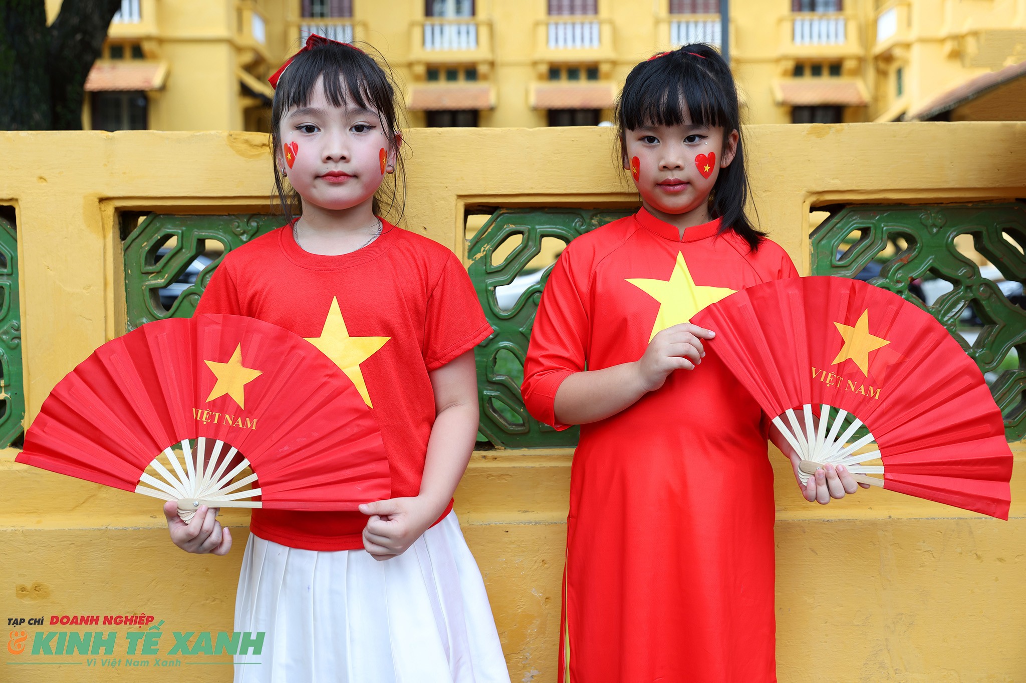 Hai em nhỏ chụp ảnh cùng màu cờ tổ quốc