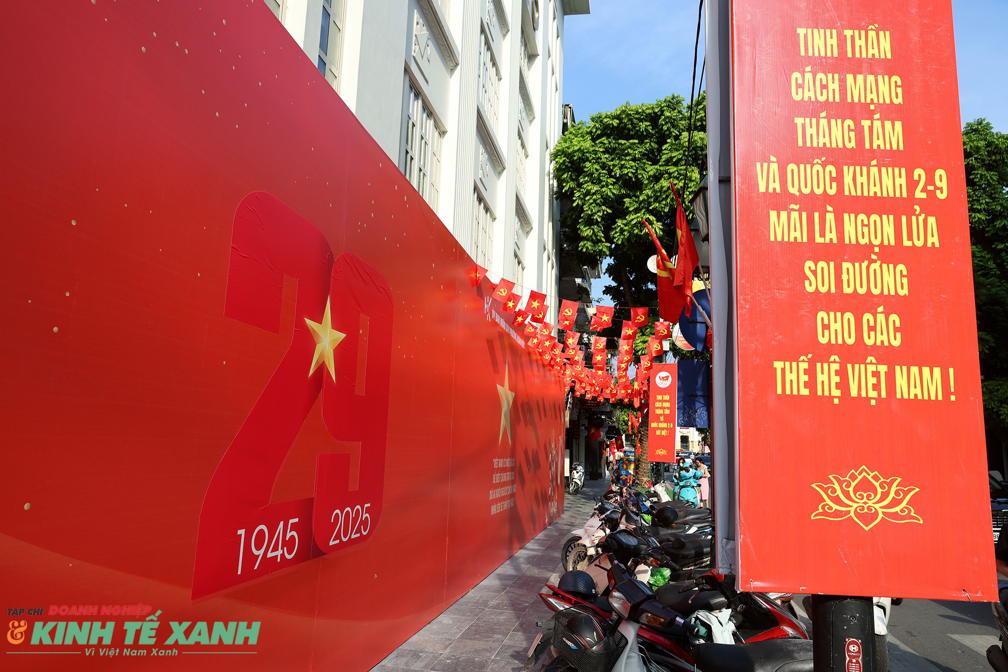 Pa-nô, áp phích, khẩu hiệu đỏ rực tuyến phố Tràng Tiền, hướng tới quảng trường Cách mạng Tháng Tám