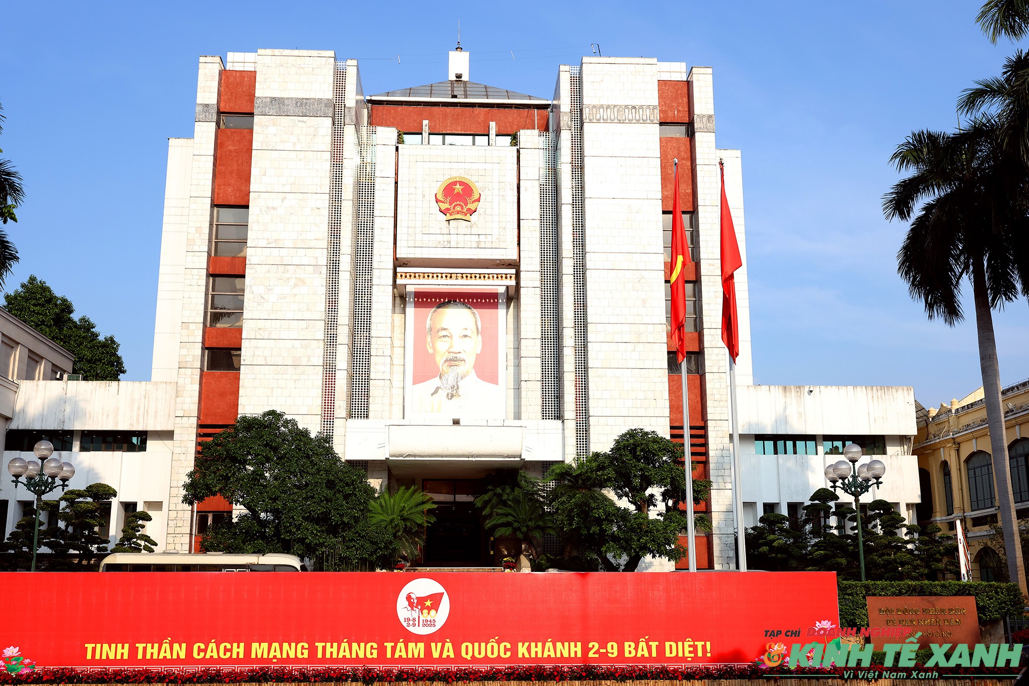 Trụ sở HĐND và UBND thành phố Hà Nội nổi bật với pa-nô, khẩu hiệu chào mừng Kỷ niệm 80 năm Quốc khánh 2/9