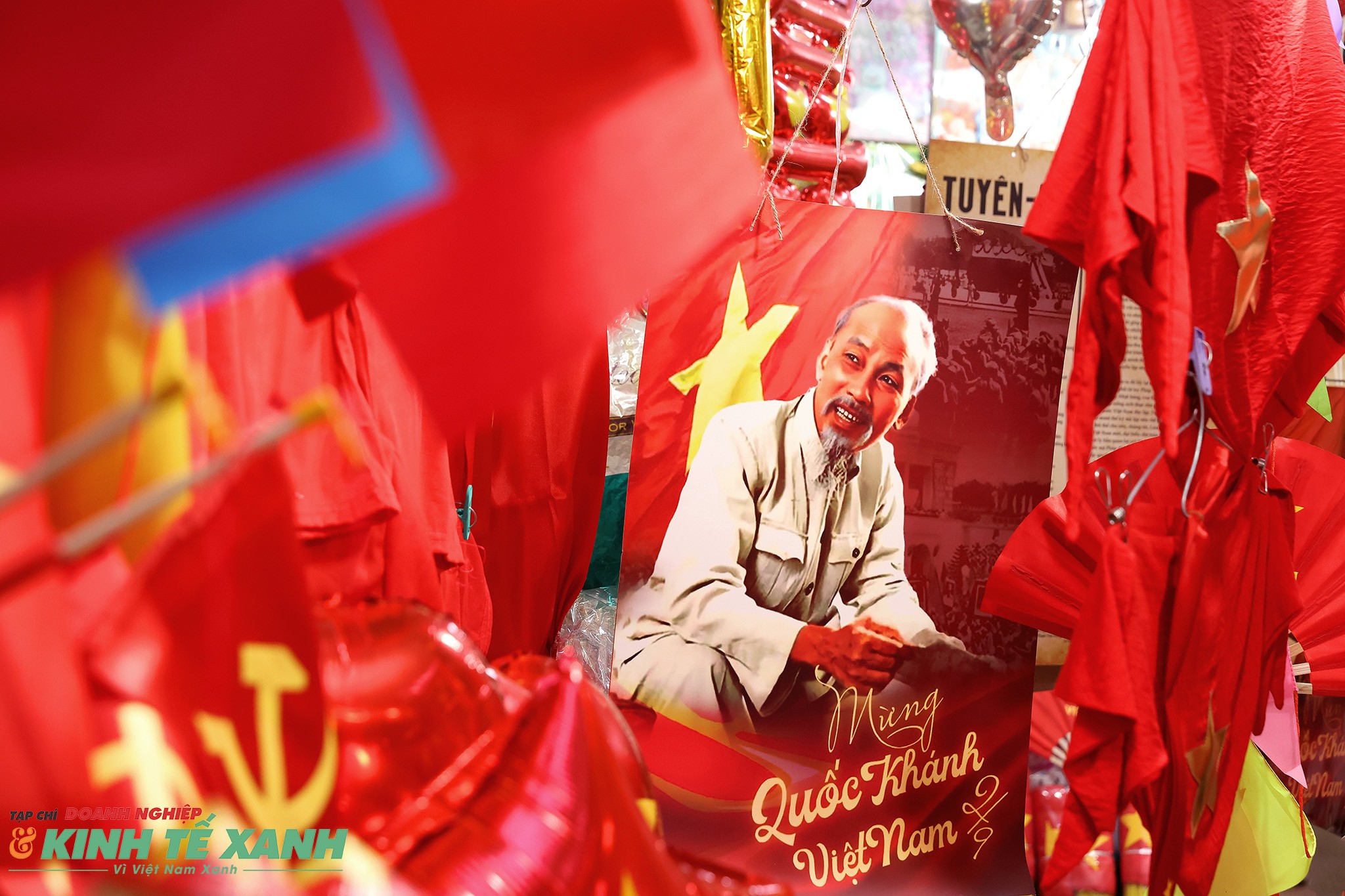 Hình ảnh Bác Hồ trong một cửa hàng đồ lưu niệm trên phố Hàng Mã