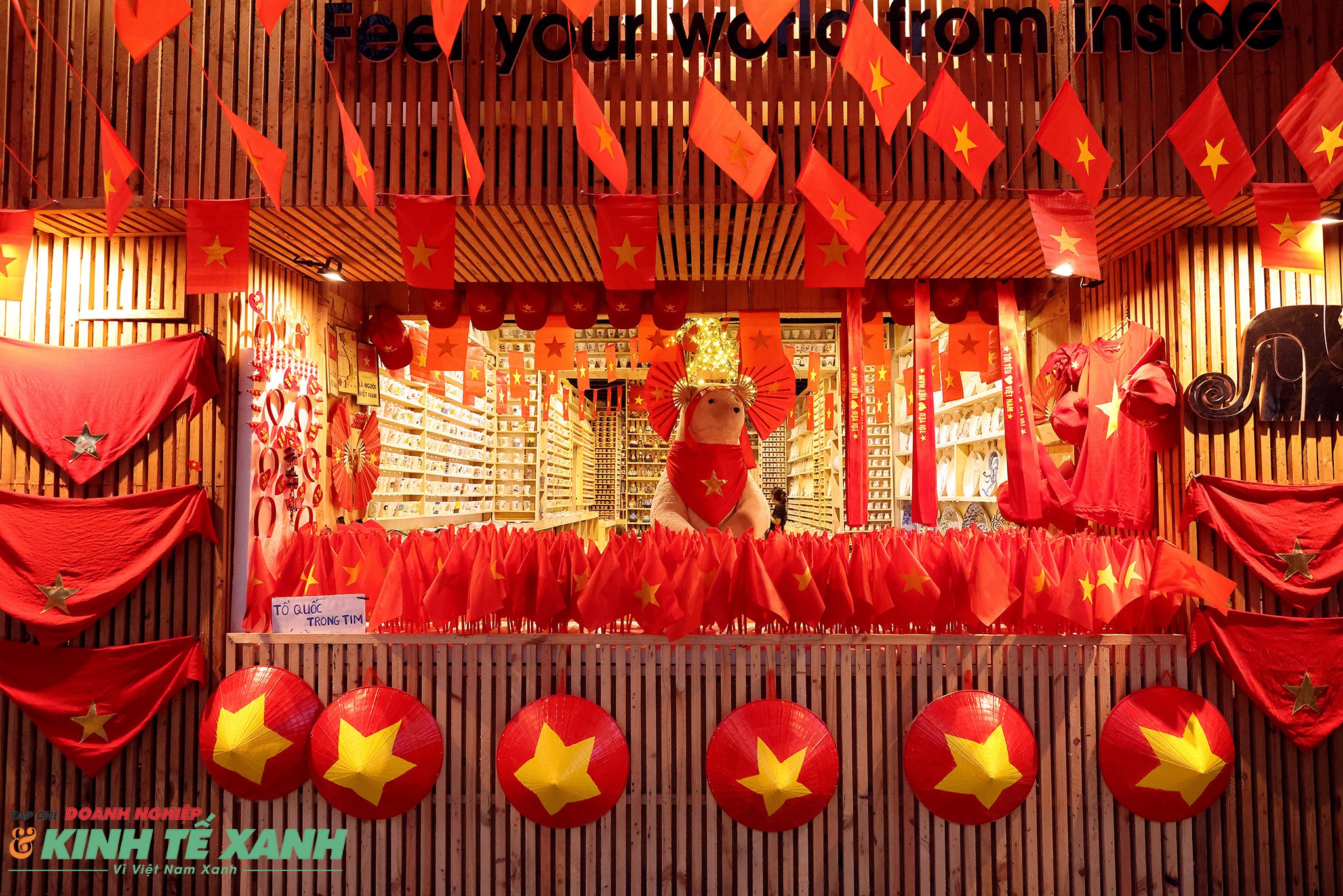 Một cửa hàng trên tuyến phố Tràng Thi rực rỡ sắc cờ đỏ sao vàng