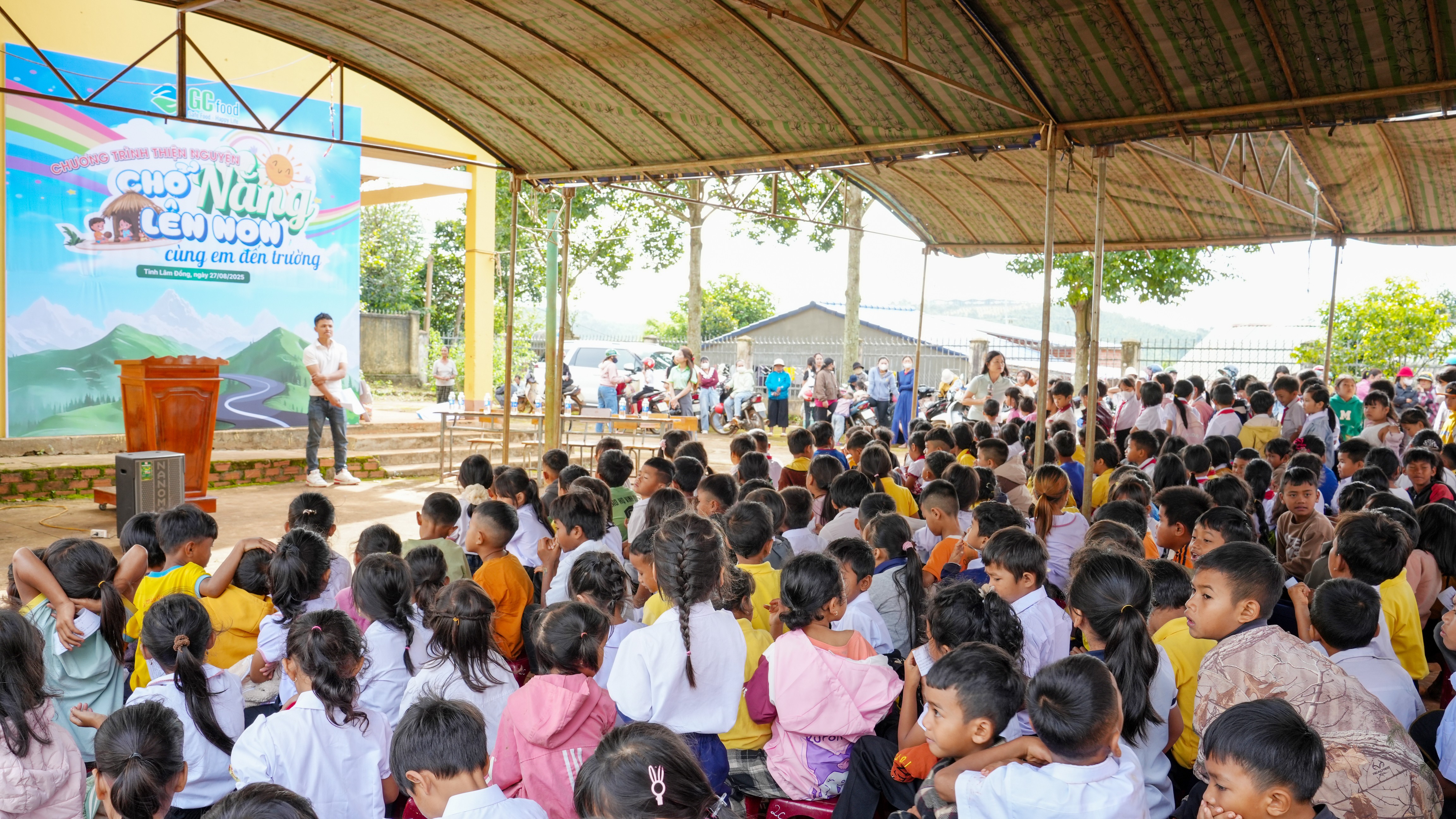 1.	Toàn cảnh sân trường Tiểu học Bùi Thị Xuântrong sáng 27/8/2025, khi chương trình “Chở nắng lên non – Cùng em đến trường” diễn ra.