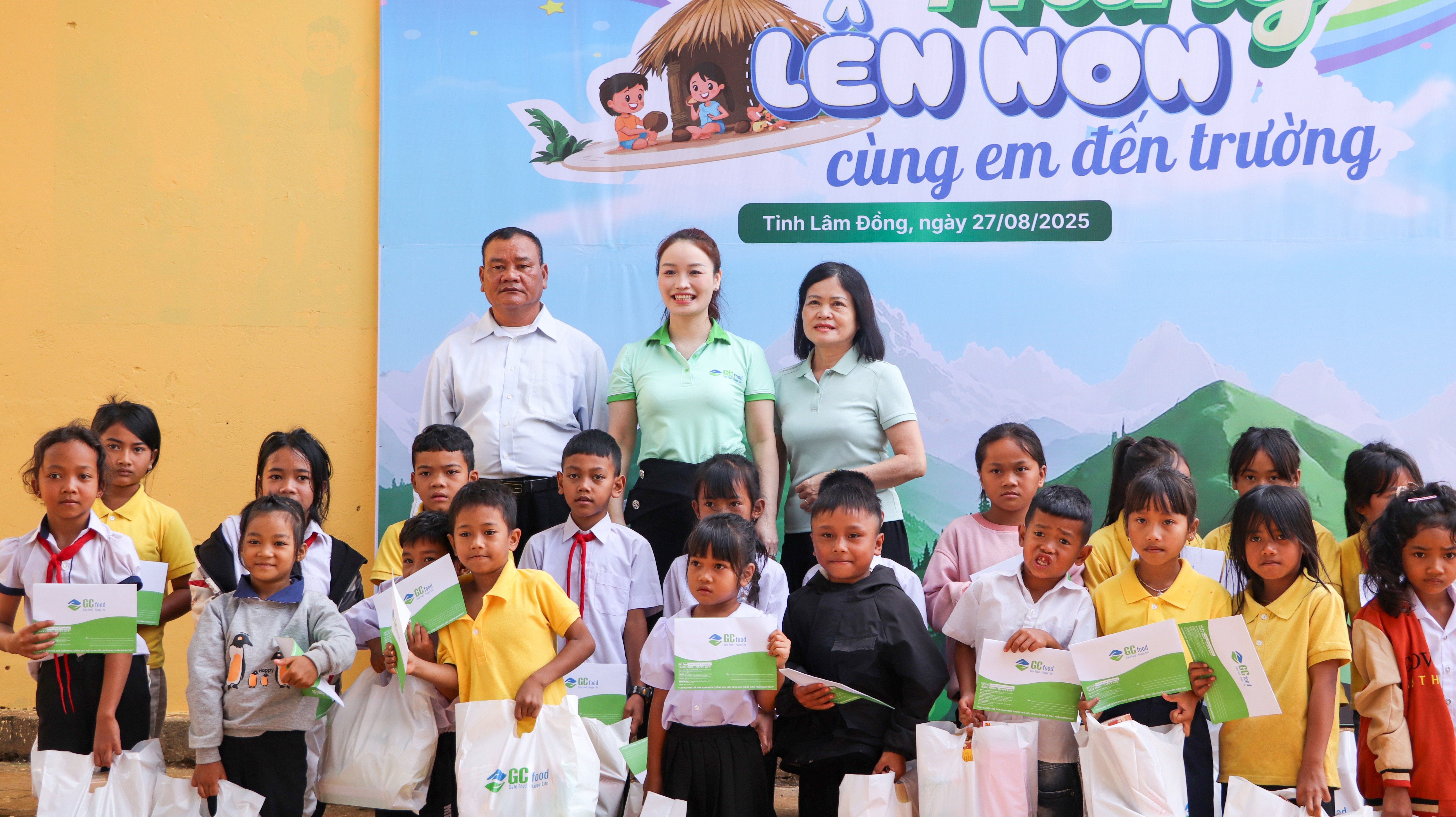 Đại diện GC Food – bà Nguyễn Thị Thanh Tâm trao 20 suất học bổng 500.000 đồng cho học sinh giỏi có hoàn cảnh khó khăn.