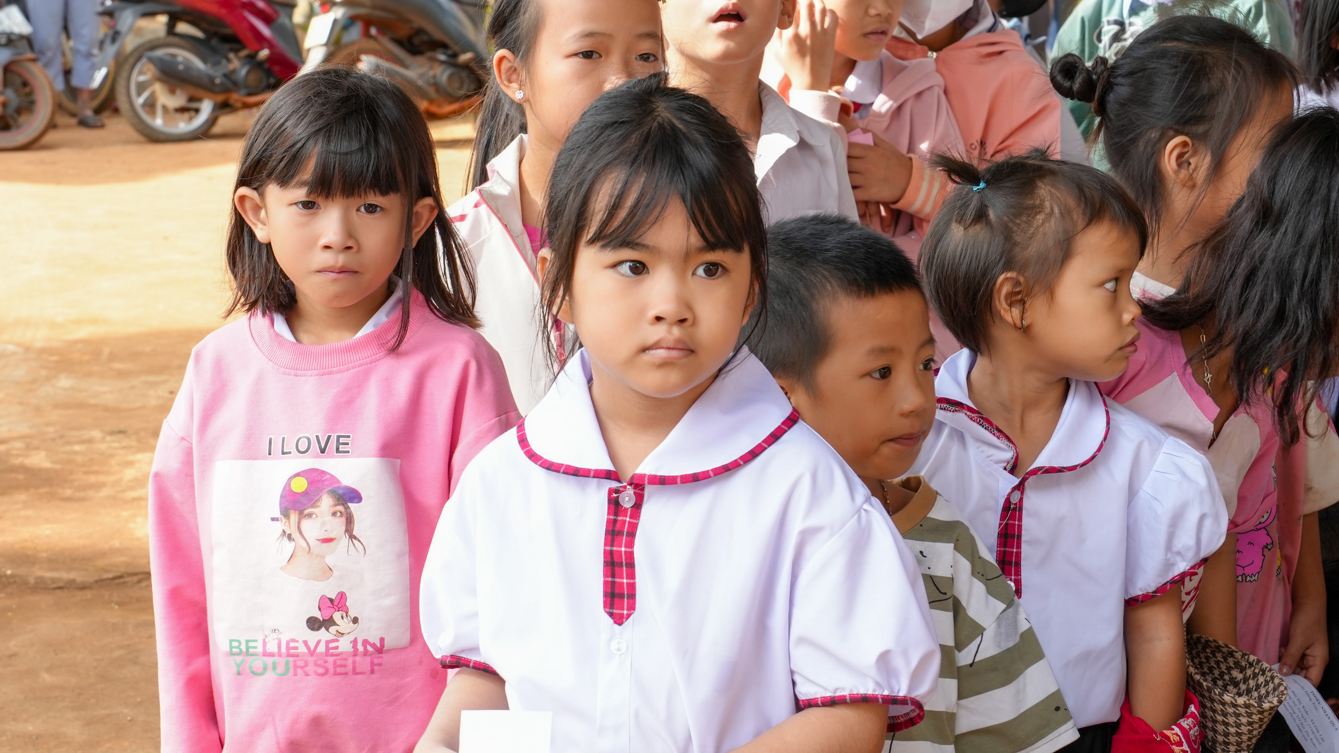 3.	Các em học sinh háo hức, xếp hàng ngay ngắn chờ đến lượt nhận phần quà.