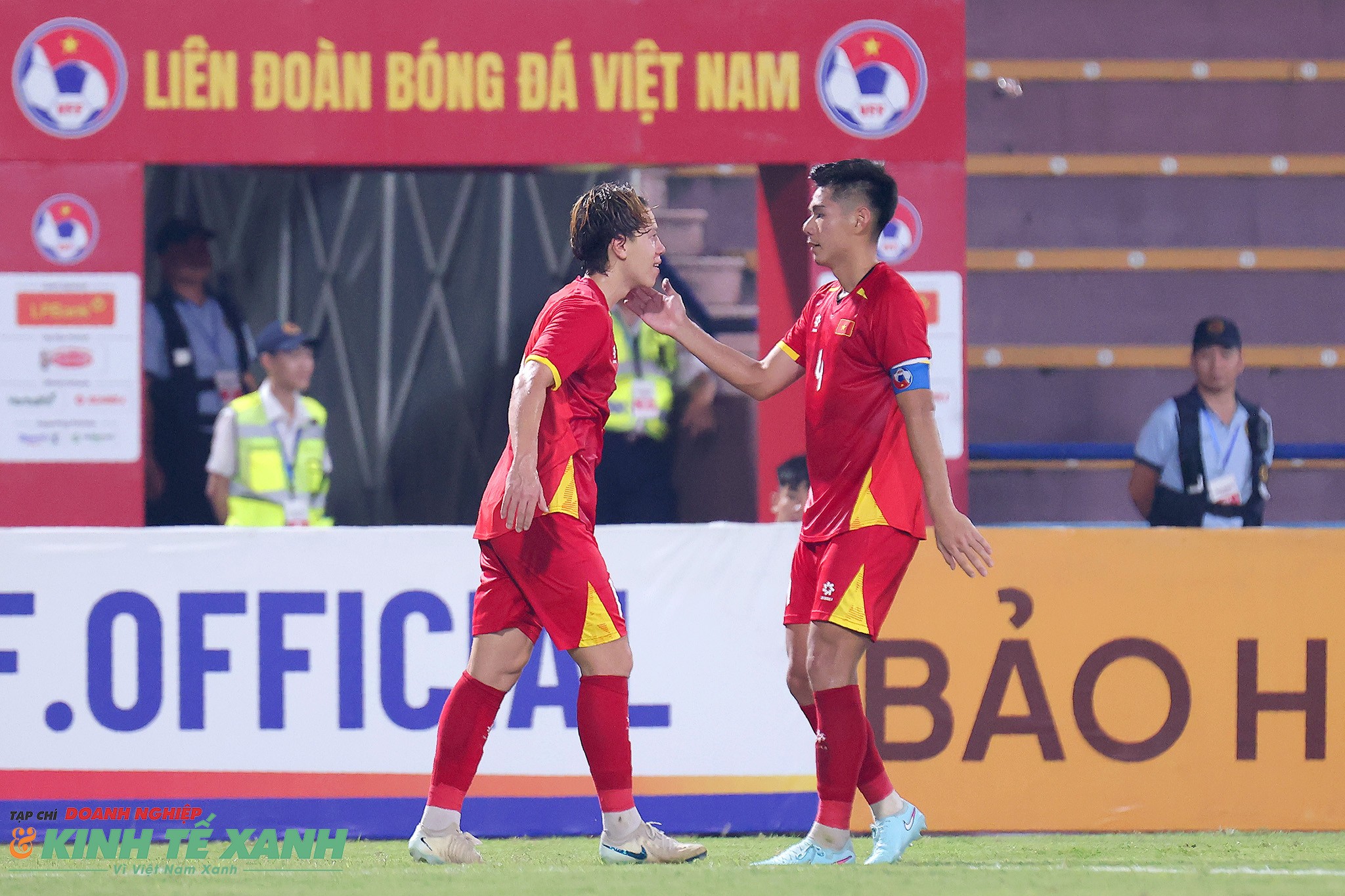 Lê Viktor ăn mừng bàn thắng cùng đội trưởng Hiểu Minh