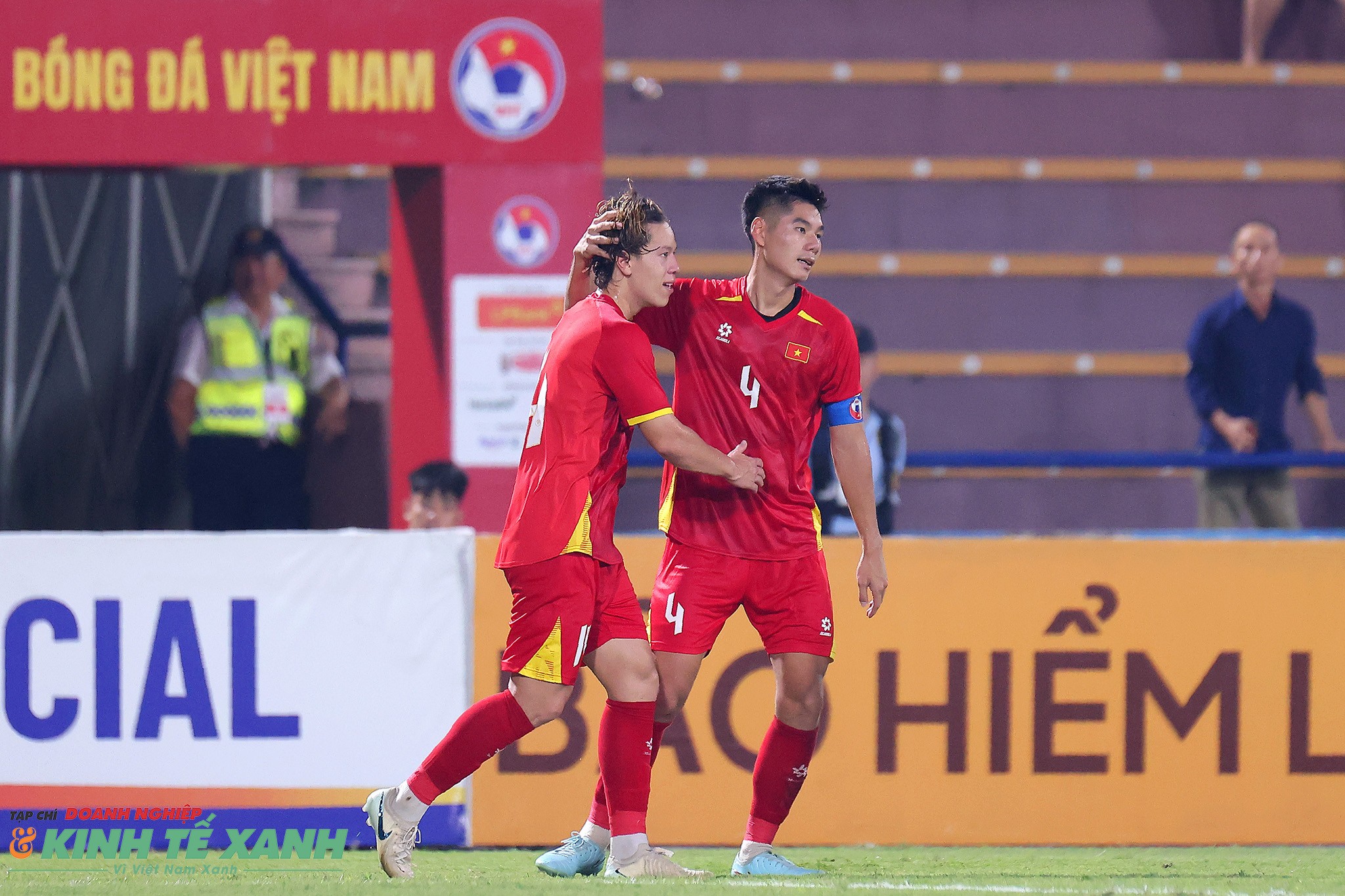 Lê Viktor ăn mừng bàn thắng đầu tiên cho đội tuyển U23 Việt Nam cùng đội trưởng Hiểu Minh