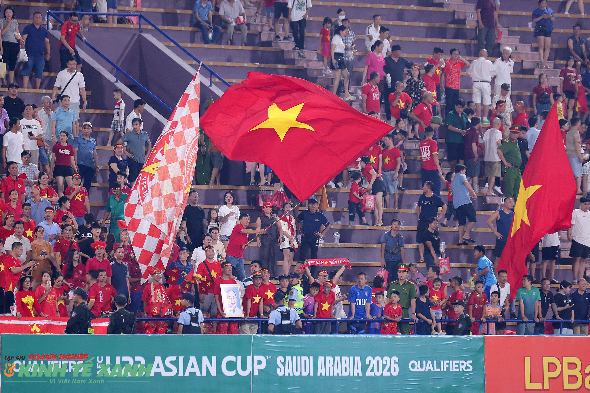 Cổ động viên trên sân vận động Việt Trì ăn mừng chiến thắng của đội tuyển U23 Việt Nam