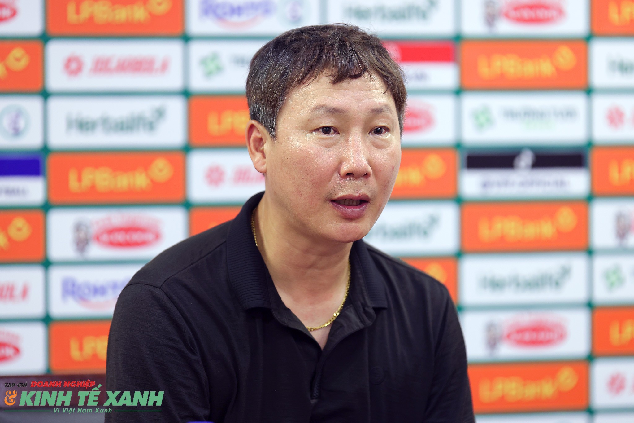 HLV Kim Sang Sik trả lời phỏng vấn tại buổi họp báo sau trận thắng U23 Bangladesh