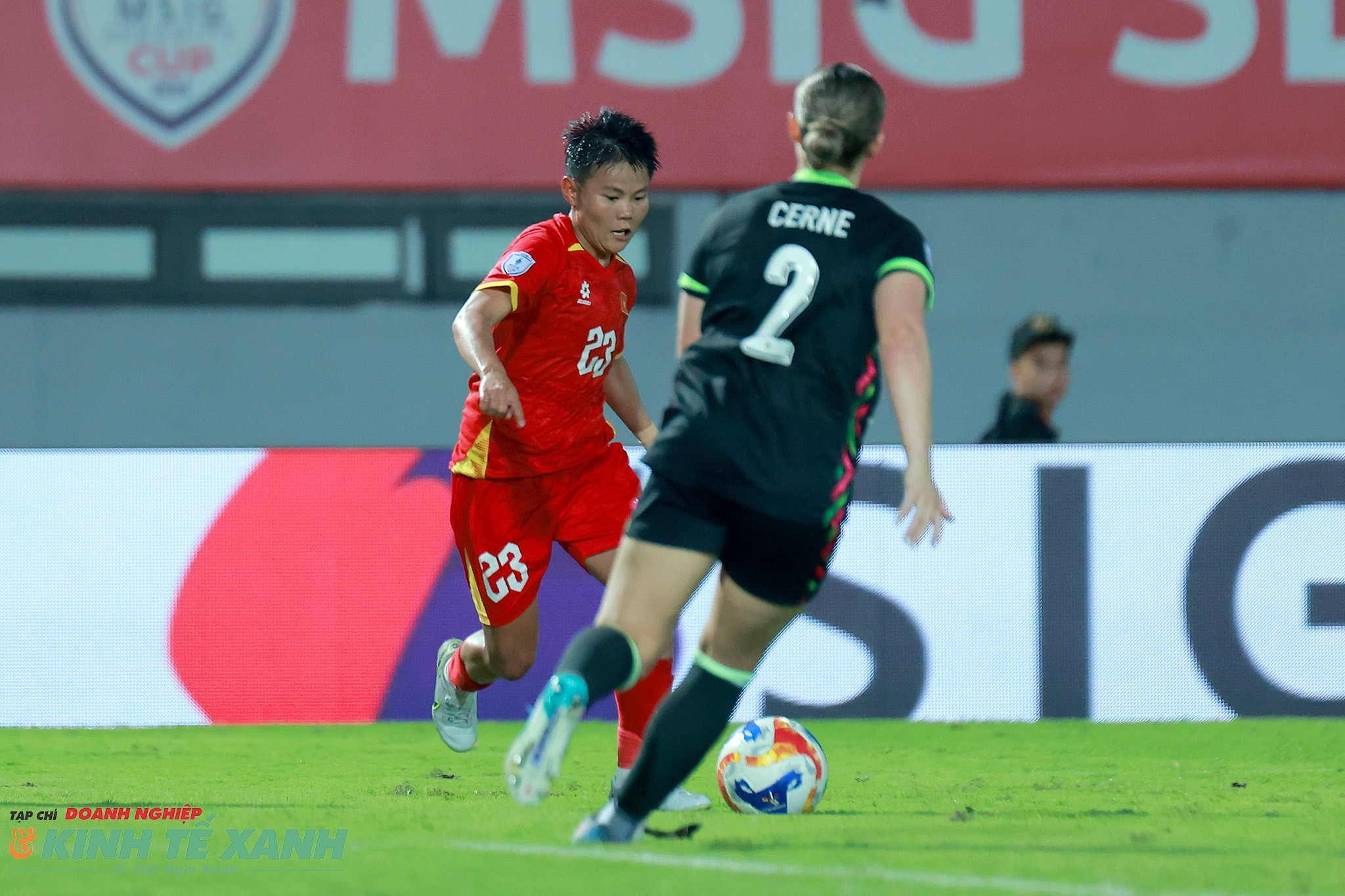 Bích Thùy tung cú sút rút ngắn tỉ số xuống còn 1-2 cho đội tuyển nữ Việt Nam trong trận bán kết với Australia