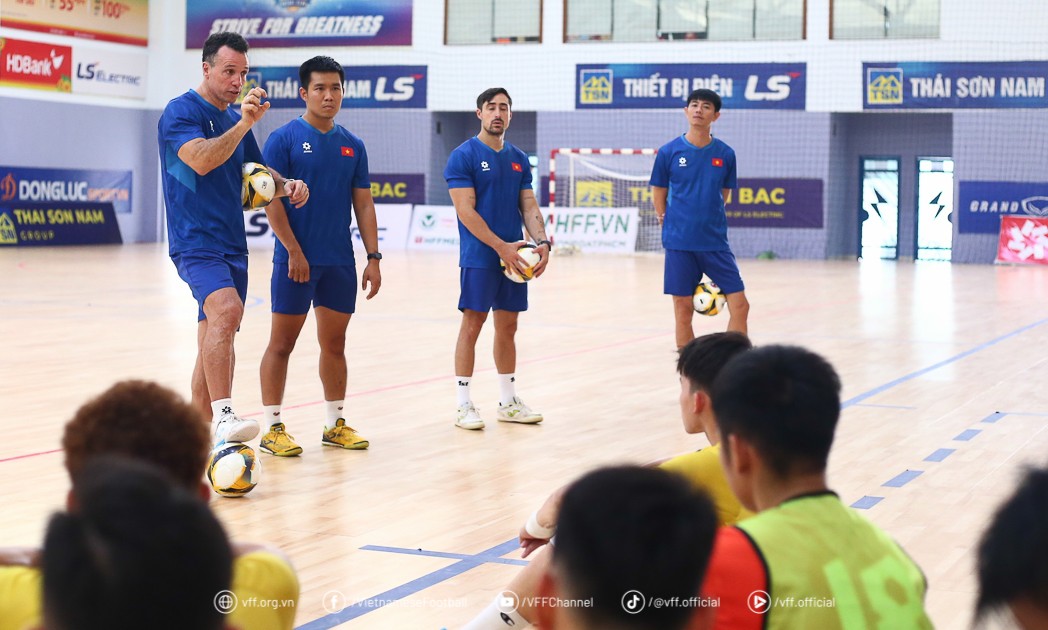 HLV trưởng đội tuyển futsal Việt Nam Diego Giustozzi dặn dò các học trò thi đấu