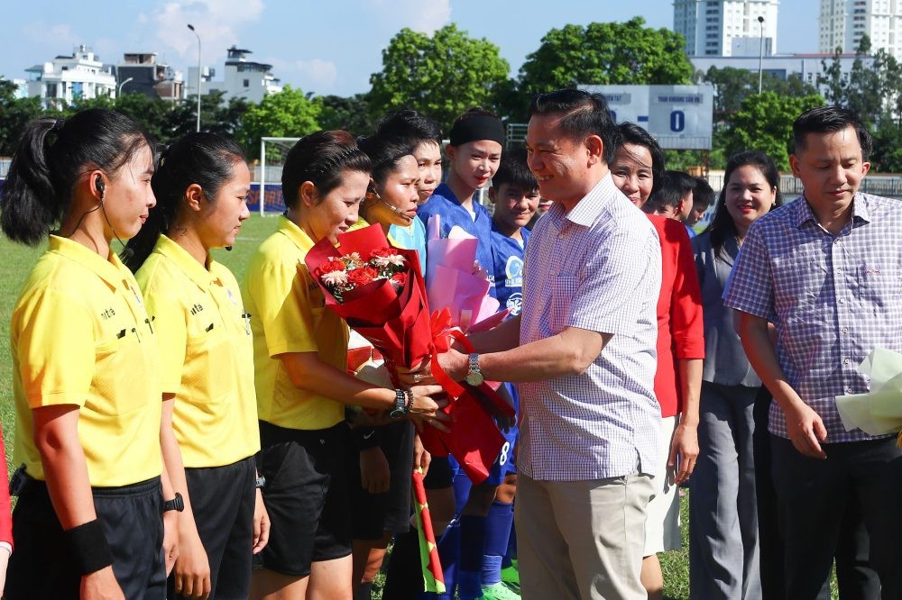 Ông Trần Anh Tú - Phó Chủ tịch VFF tặng hoa các trọng tài làm nhiệm vụ tại giải đấu