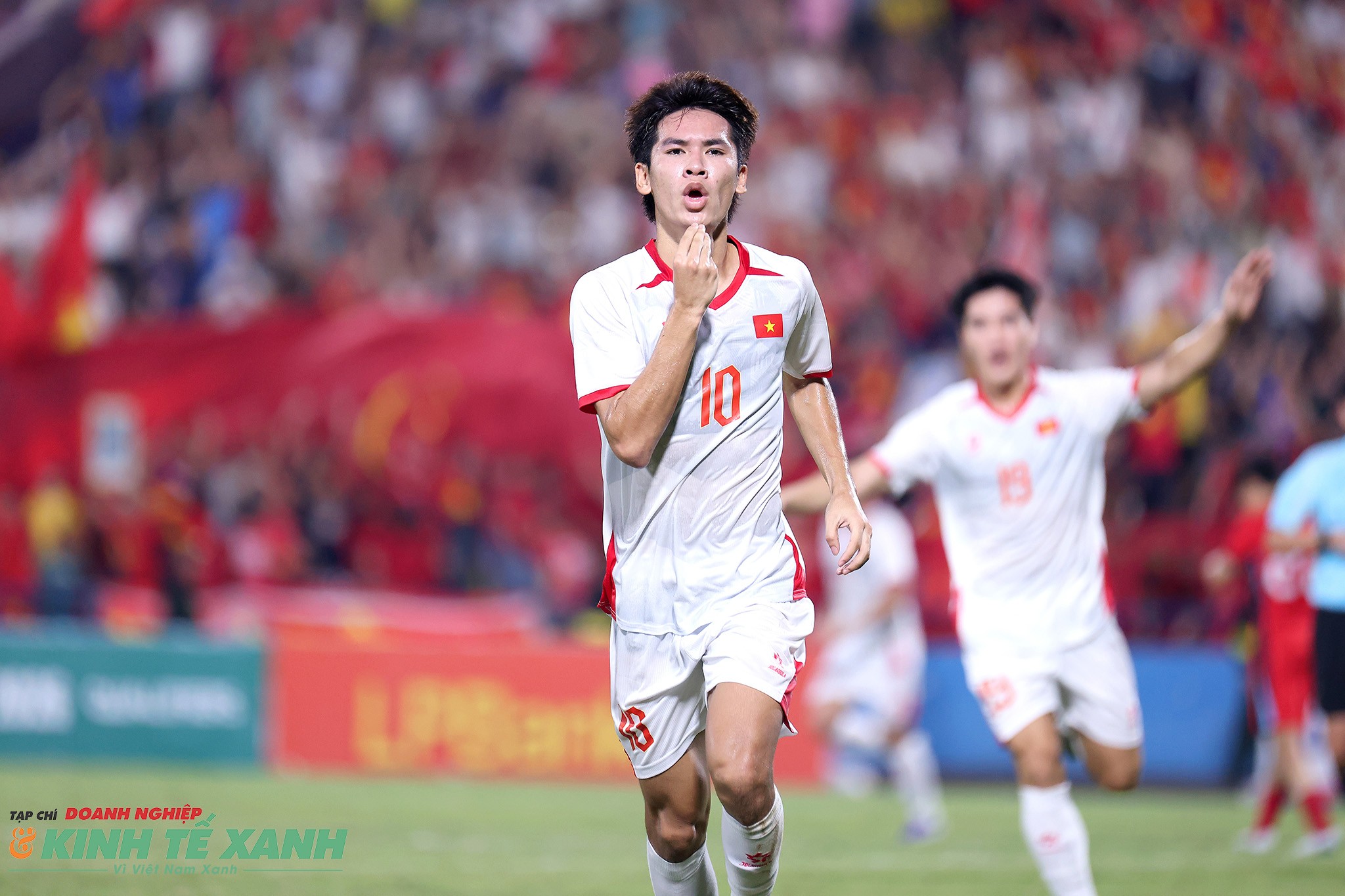 Cầu thủ vào thay người Văn Thuận ăn mừng bàn thắng mở tỉ số trận đấu