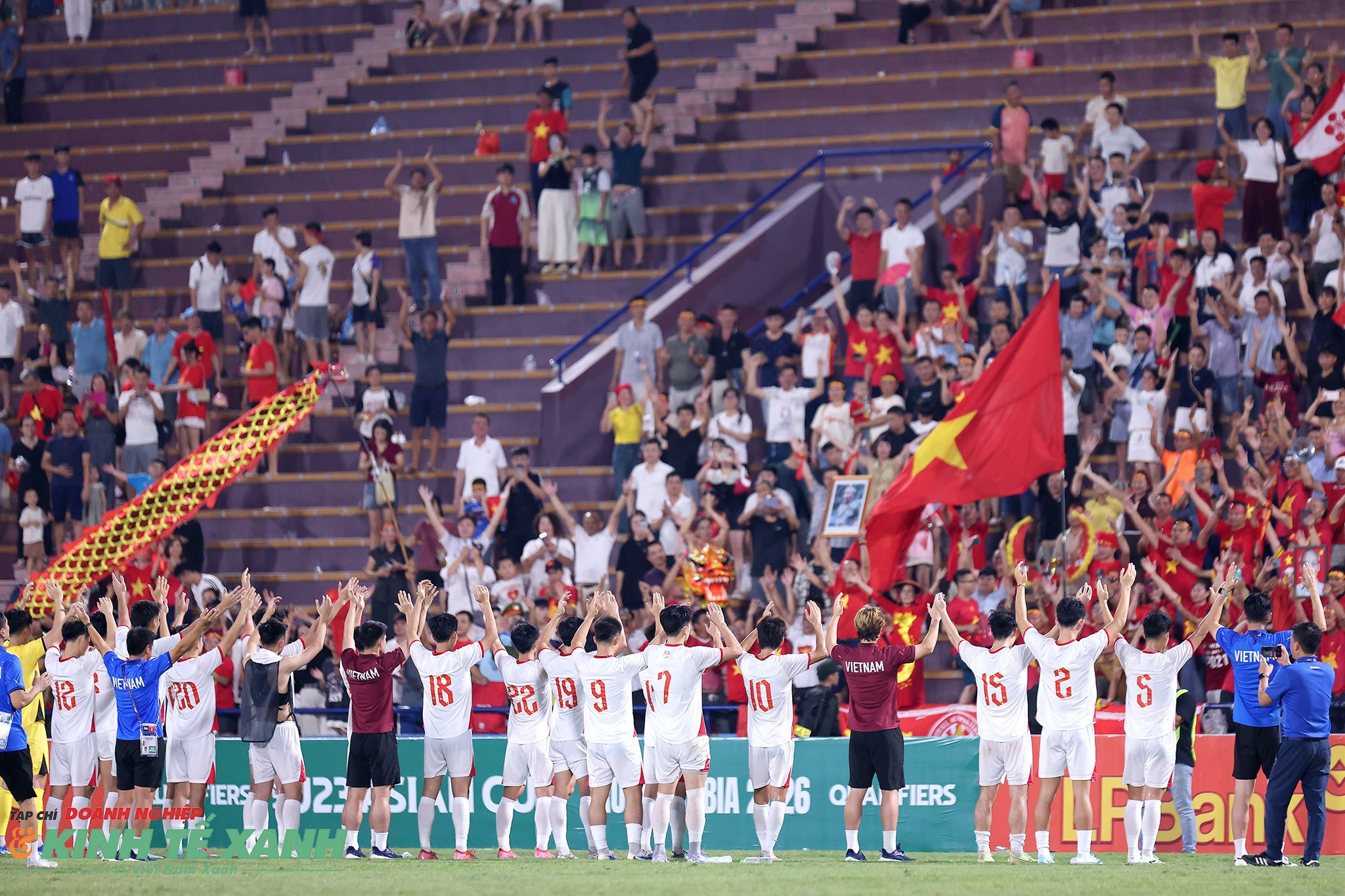 Thầy trò HLV Kim Sang Sik tri ân cổ động viên trên sân vận động Việt Trì, Phú Thọ