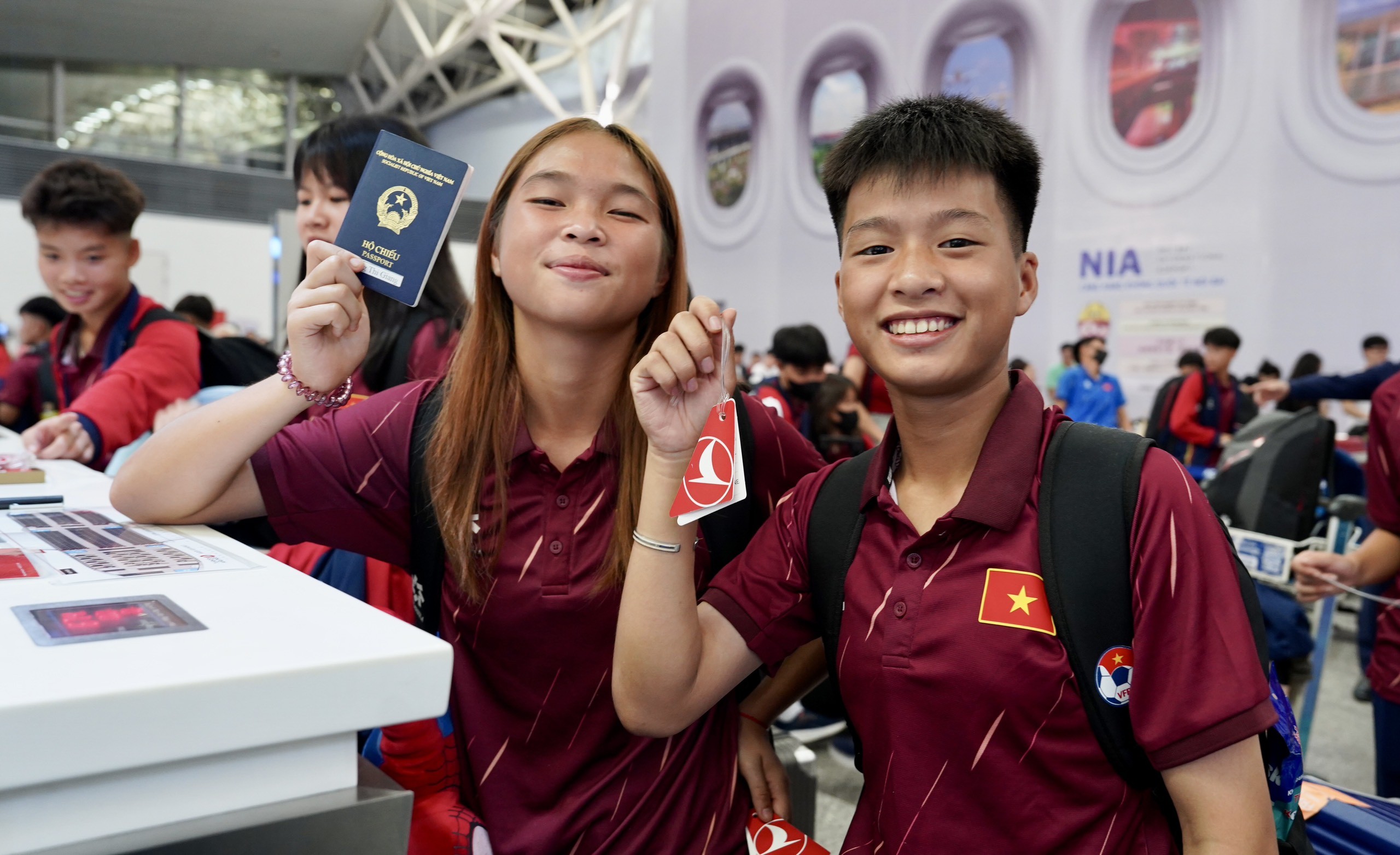 Các cầu thủ nữ trẻ Việt Nam phấn khích trước chuyến tập huấn tại một trong những nền bóng đá hàng đầu thế giới