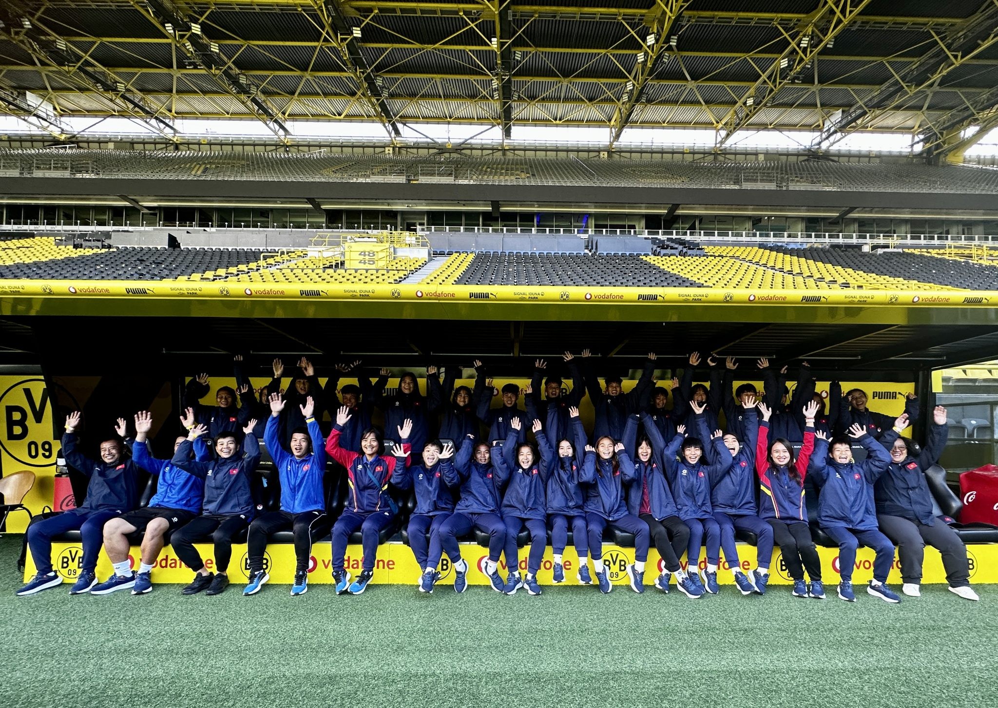 U17 nữ Việt Nam đã có chuyến tham quan sân vận động Signal Iduna Park của câu lạc bộ Borussia Dortmund