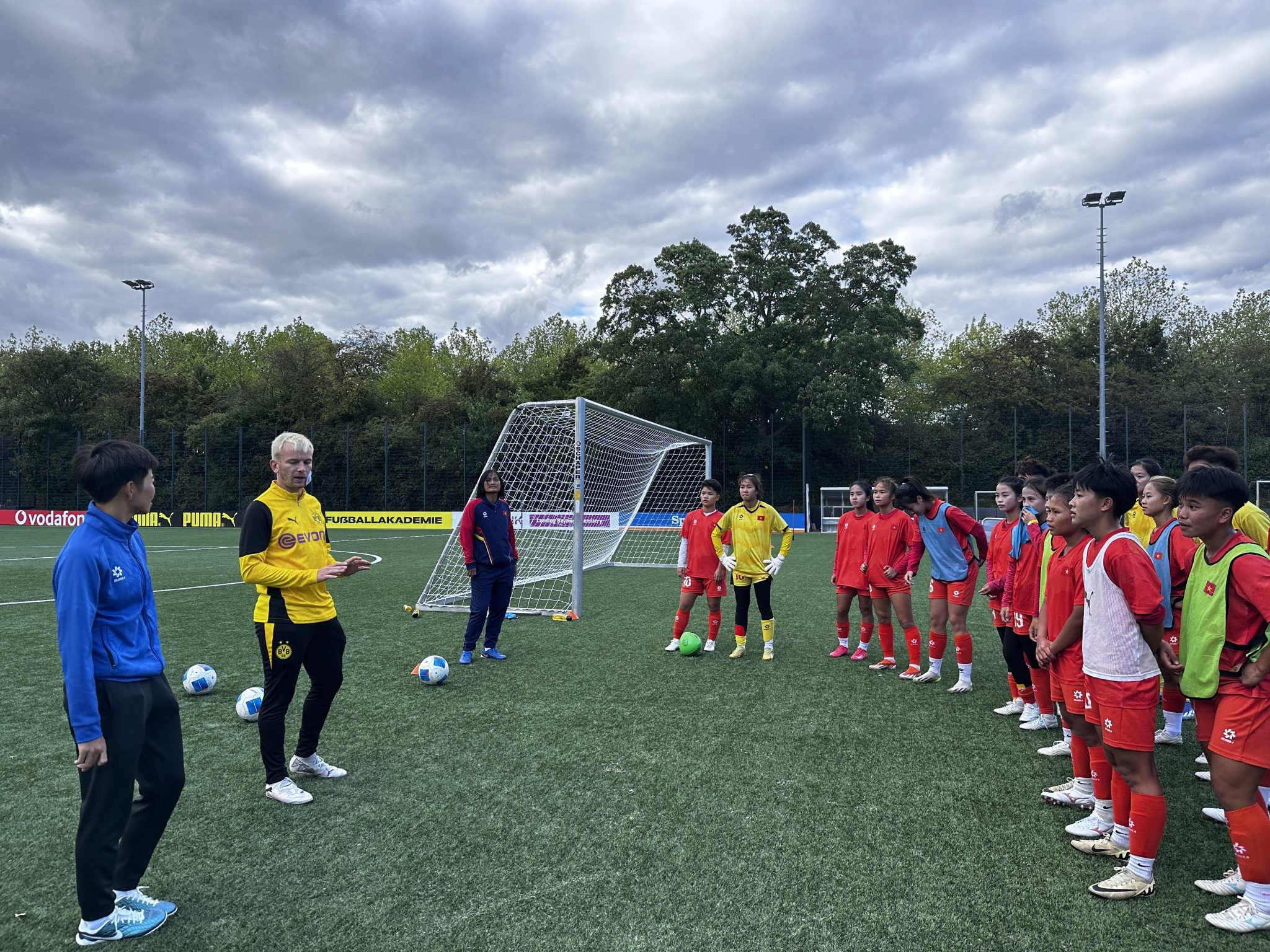 U17 nữ Việt Nam được tập luyện dưới sự hướng dẫn của huấn luyện viên U17 nữ Borussia Dortmund