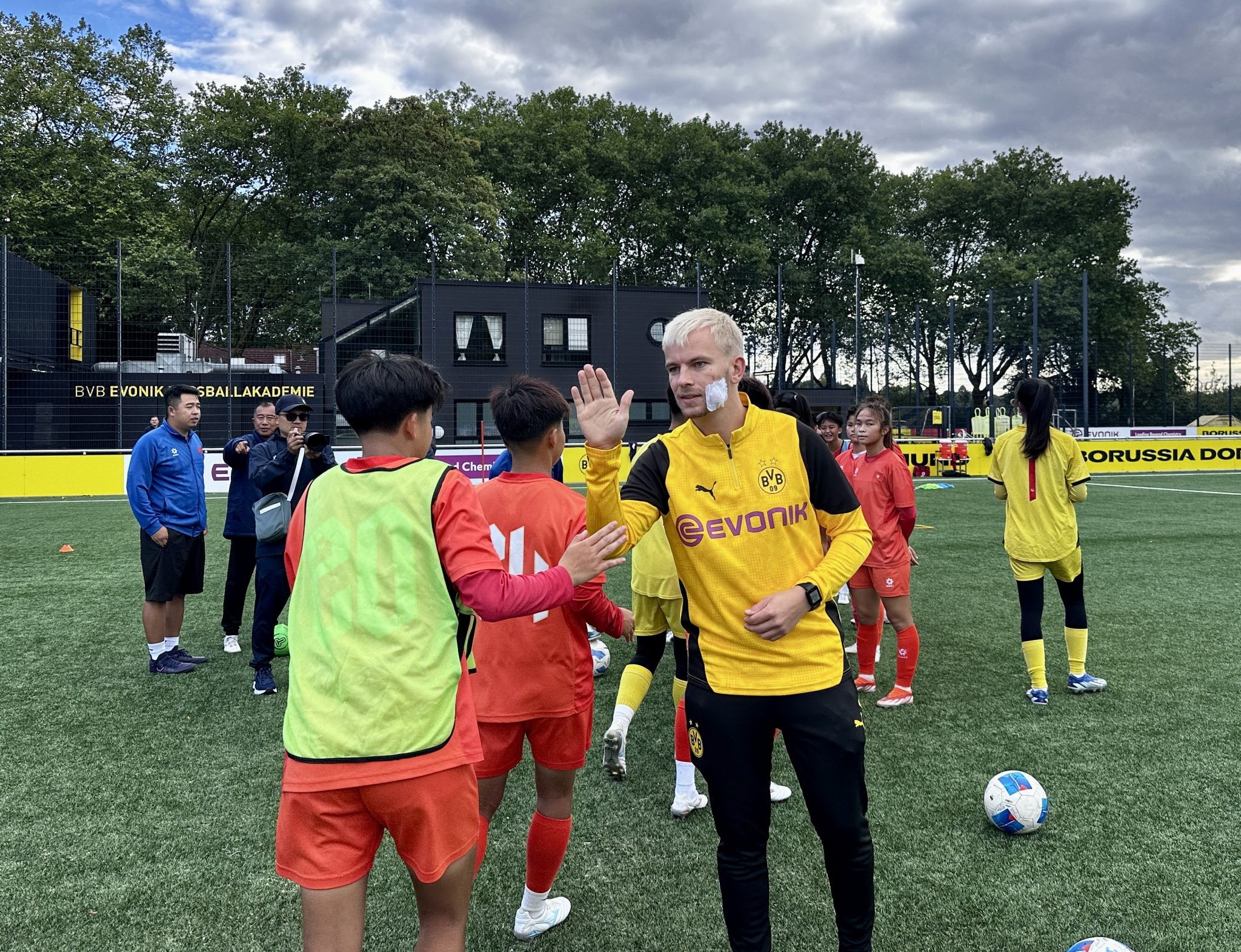 HLV Dominik Lang rất vui và hứng thú khi được hướng dẫn U17 nữ Việt Nam tập luyện