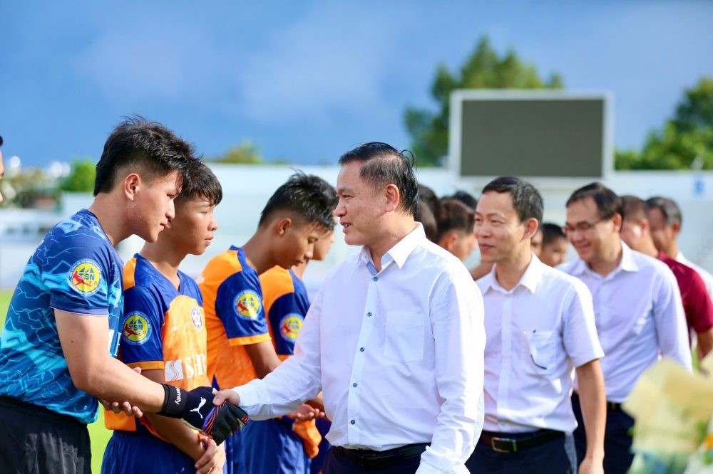 Các đồng chí lãnh đạo bắt tay động viên cầu thủ hai đội thi đấu