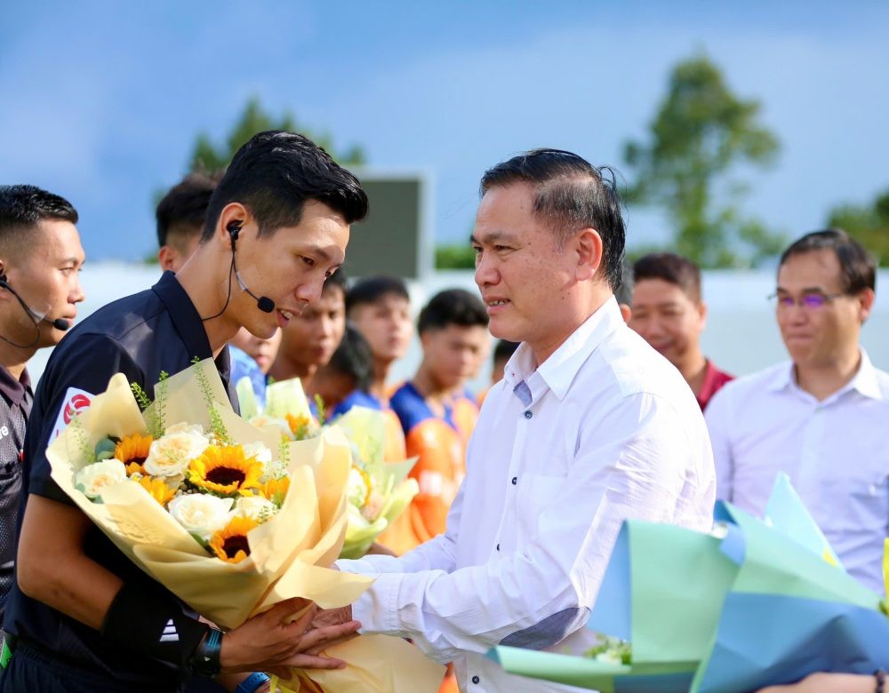 ông Trần Anh Tú - Phó Chủ tịch VFF tặng hoa tổ trọng tài điều khiển trận đấu