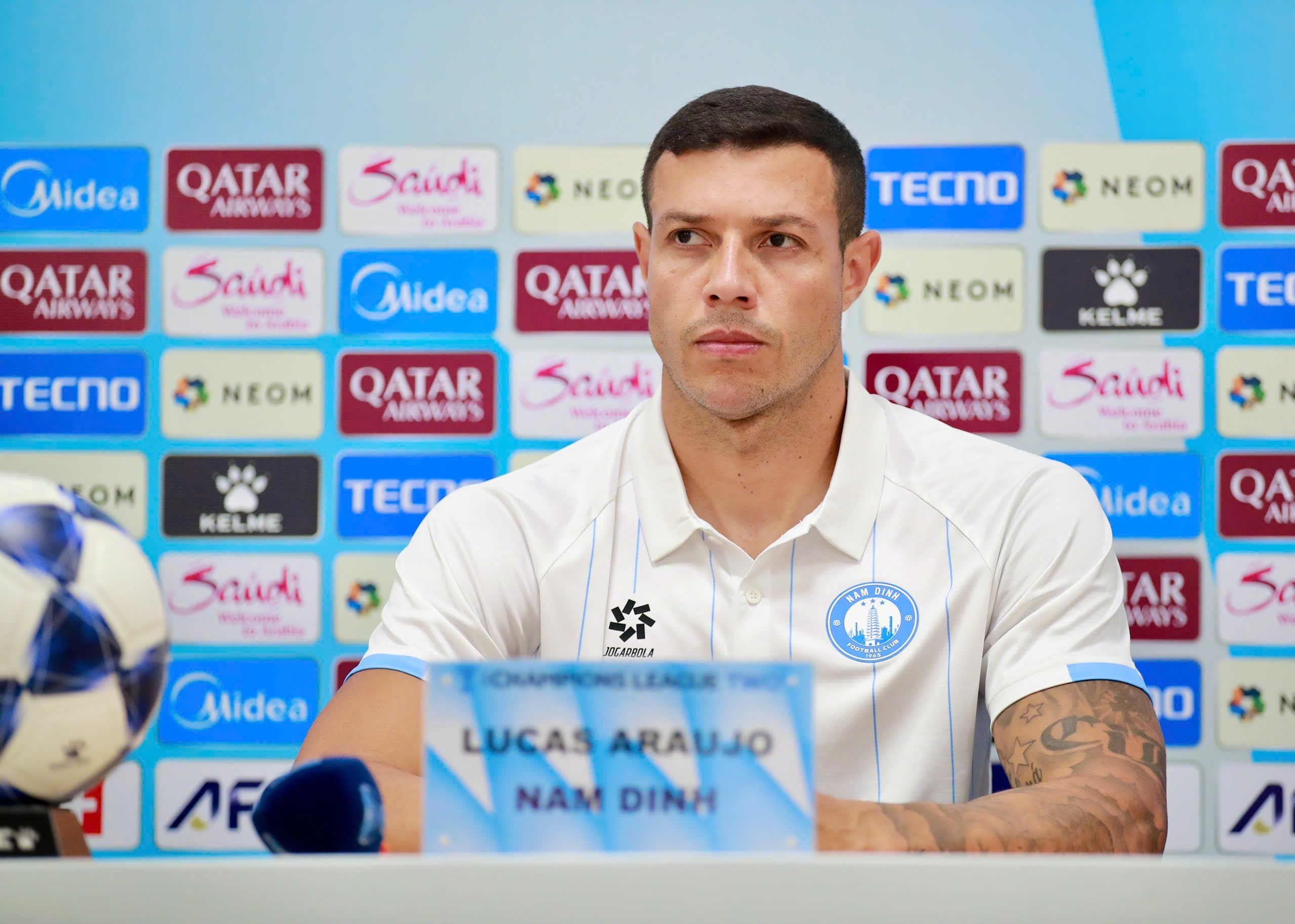 Trung vệ Lucas Alves của Nam Định FC trả lời báo chí