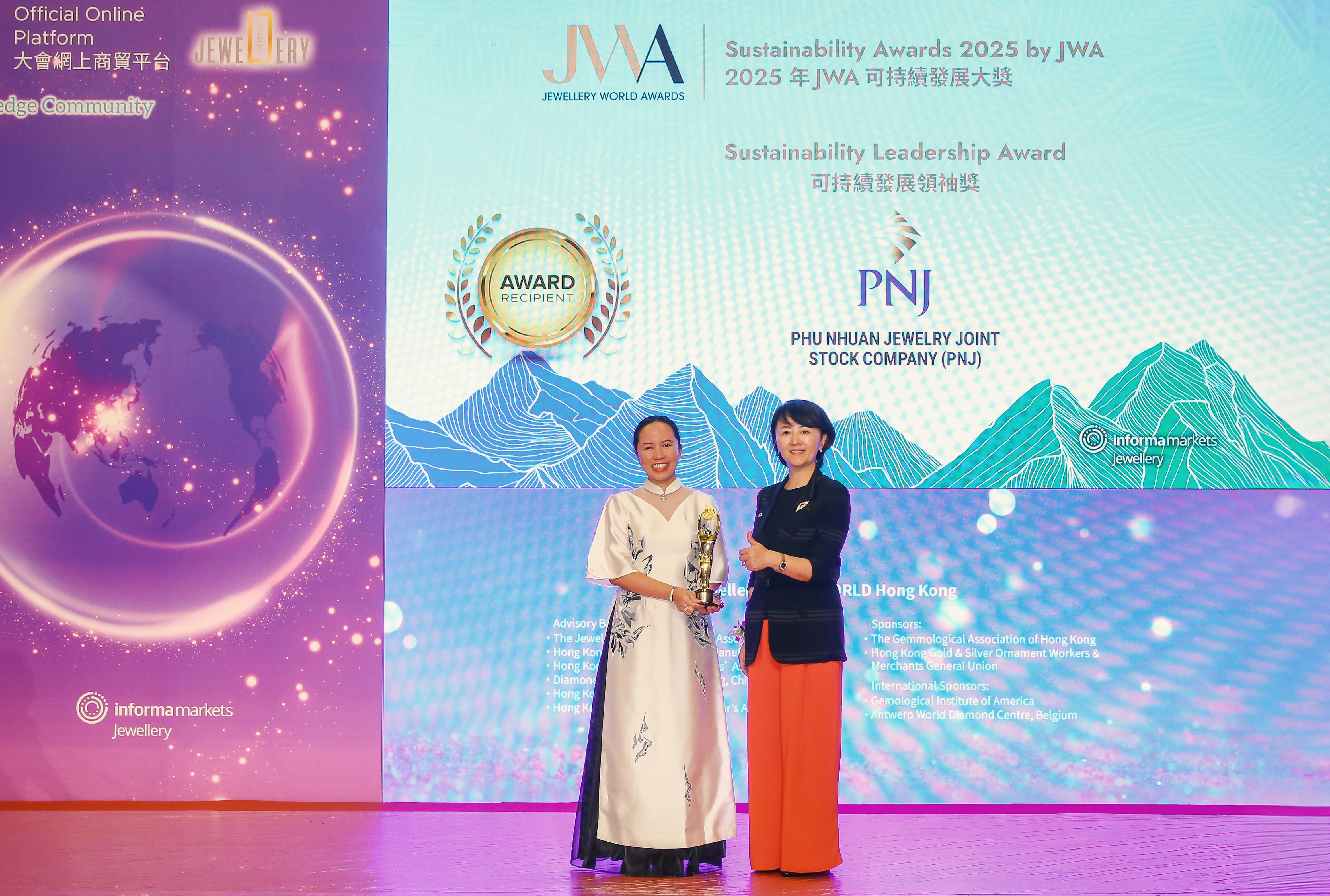 Bà Trần Phương Ngọc Thảo, Phó chủ tịch HĐQT PNJ nhận chứng nhận từ đại diện ban tổ chức. Ảnh: Tuấn Vũ  