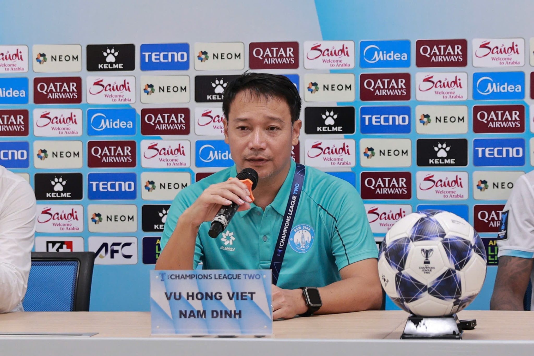 HLV trưởng Nam Định FC Vũ Hồng Việt trả lời phỏng vấn của giới truyền thông