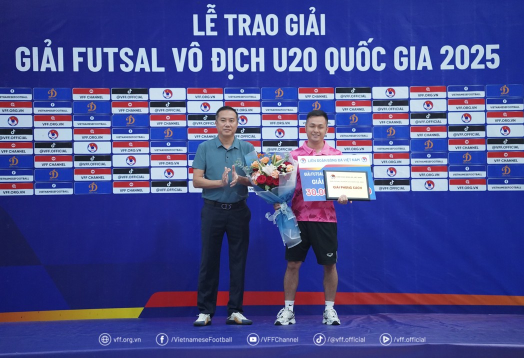 Đại diện U20 Thái Sơn Bắc lên nhận Giải phong cách