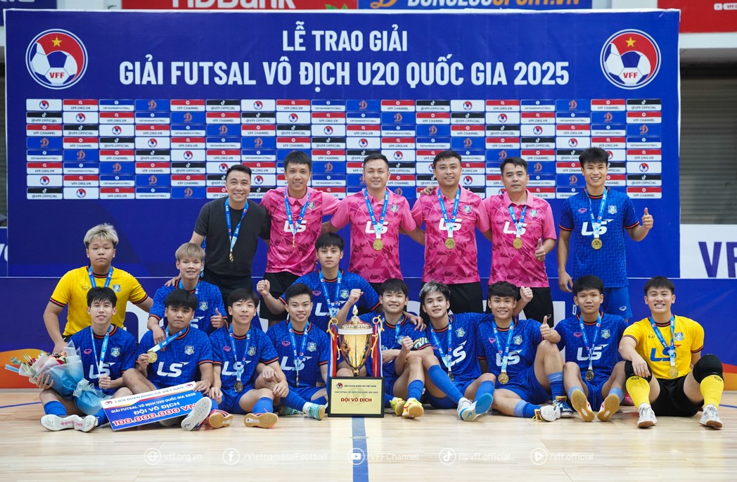 Với chiếc cúp vàng, U20 Thái Sơn Bắc đã bảo vệ thành công ngôi vô địch tại giải đấu năm nay