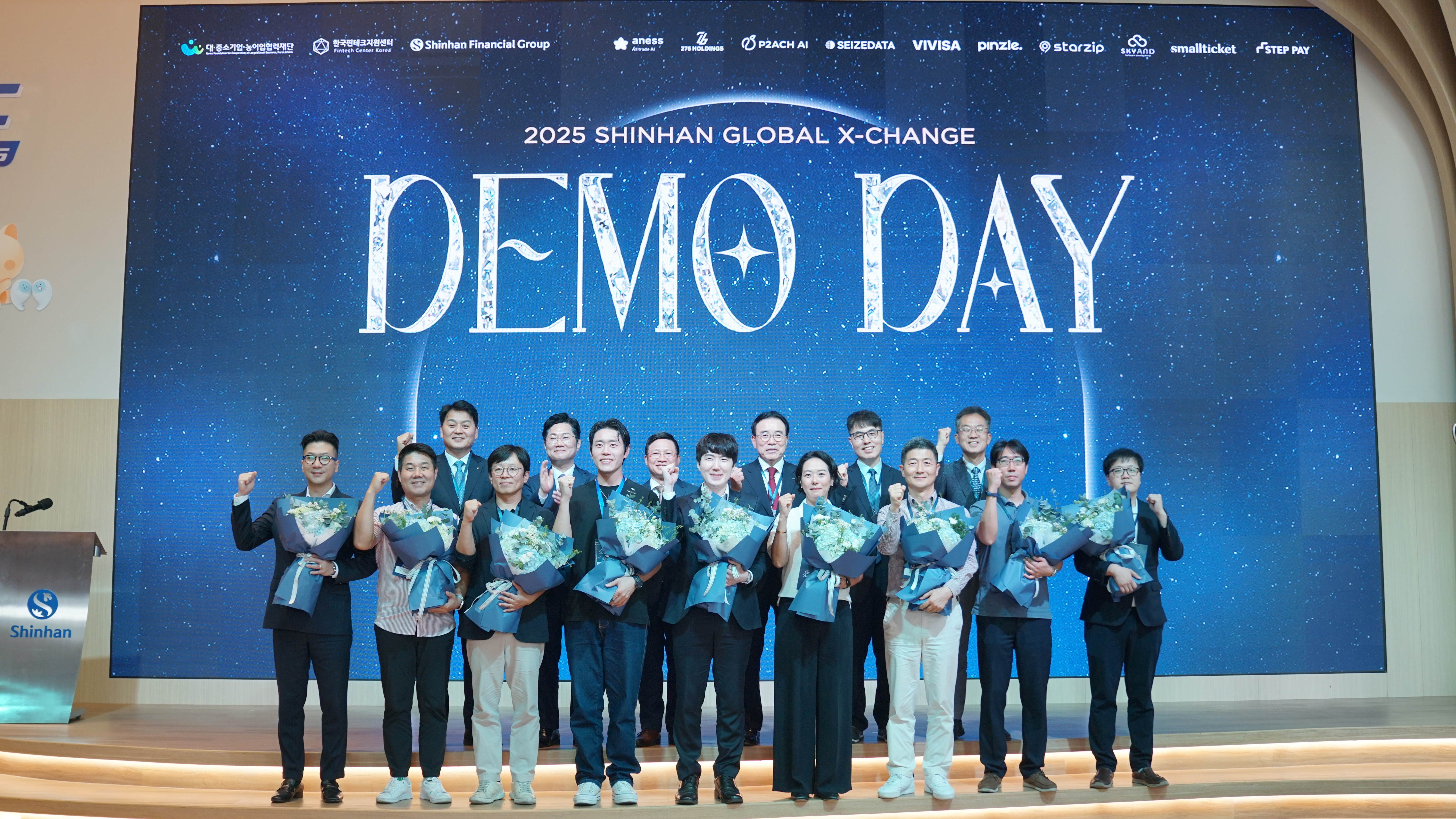 Ông Võ Minh Tuấn – Giám đốc Ngân hàng Nhà nước - Chi nhánh Khu vực 2 cùng các đại diện của Ủy ban Dịch vụ Tài chính Hàn Quốc, Hiệp hội Ngân hàng Hàn Quốc, Trung tâm Hỗ trợ Fintech Hàn Quốc và đại diện của các công ty thuộc hệ sinh thái Tập đoàn Tài chính Shinhan tại Việt Nam tại sự kiện Demo Day ngày 18/09/2025