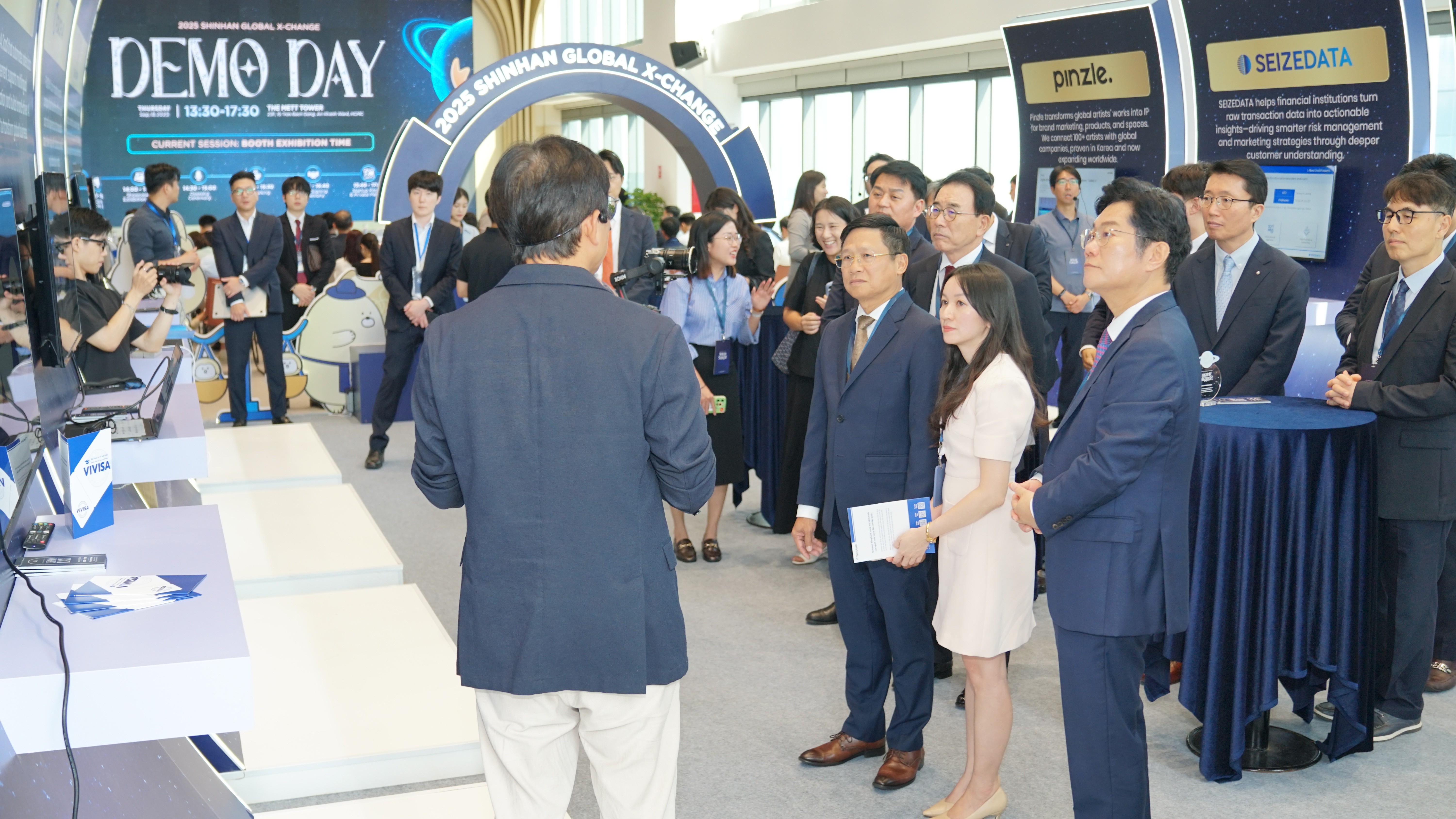 Các lãnh đạo ghé thăm booth trưng bày của các startup Hàn Quốc tại sự kiện Demo Day