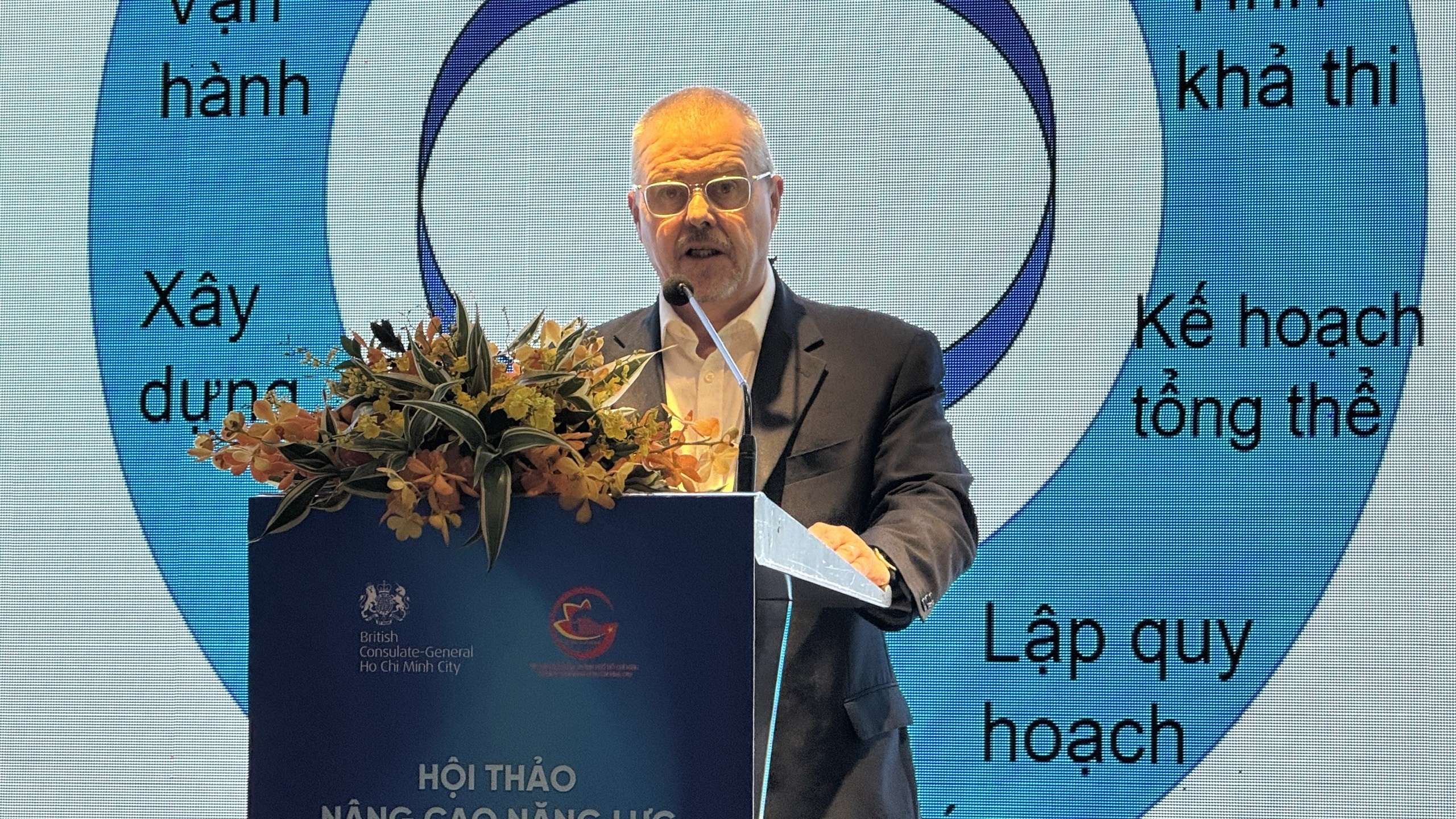 Chuyên gia Ian Lindsay chia sẻ về TOD tại hội thảo. 