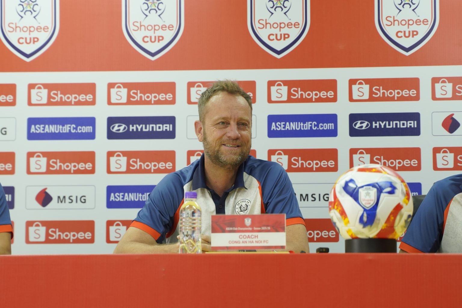 HLV Mano Polking trả lời phỏng vấn của giới truyền thông trước trận đấu