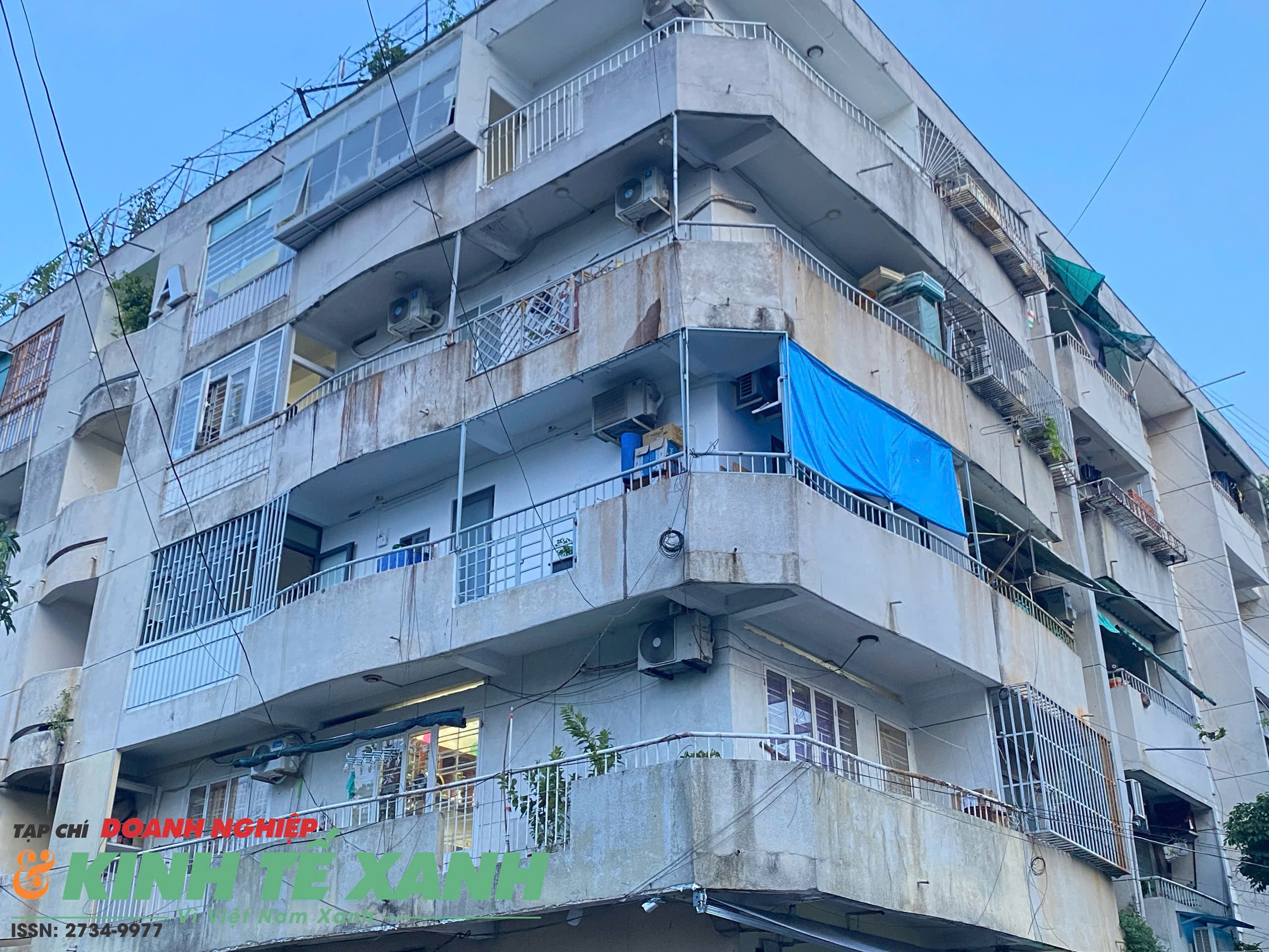 Một góc tại cư xá Độc Lập, phường Phú Thọ Hoà đã xuống cấp, nhiều lỗ hỏng, vết nứt trên tường. (Ảnh: Võ Nga)