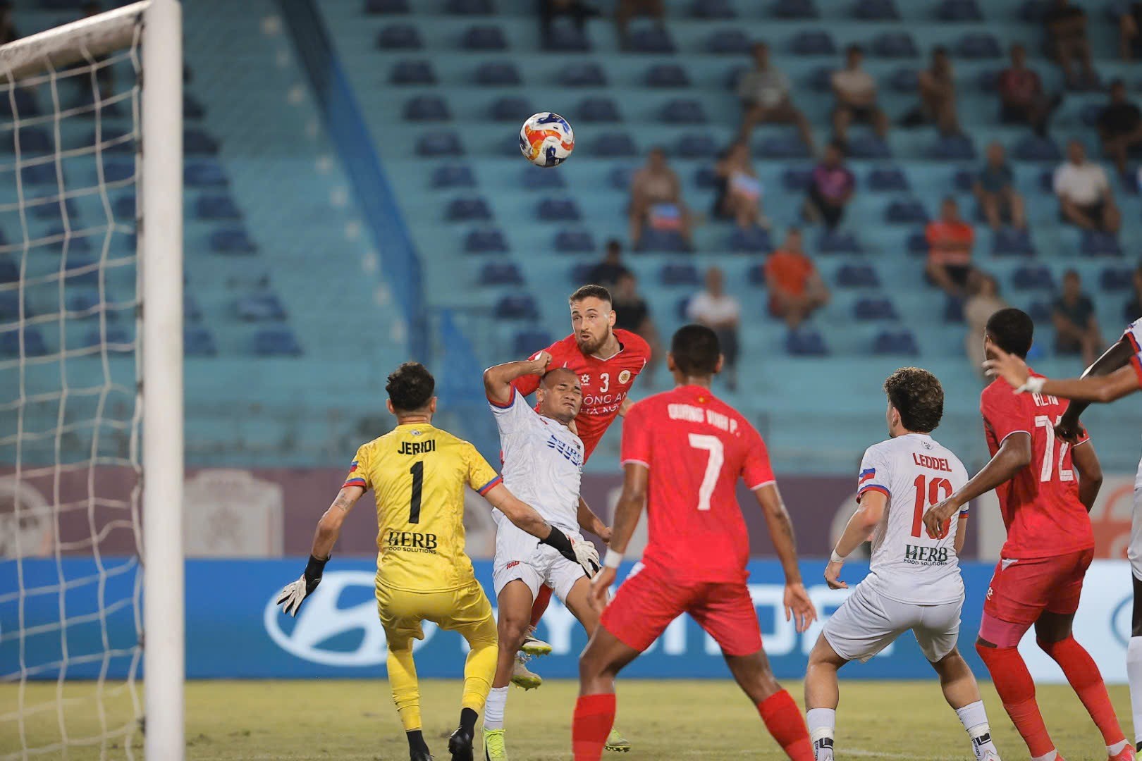 Các cầu thủ chủ nhà bỏ lỡ nhiều cơ hội ghi bàn trước Dynamic Herb Cebu FC