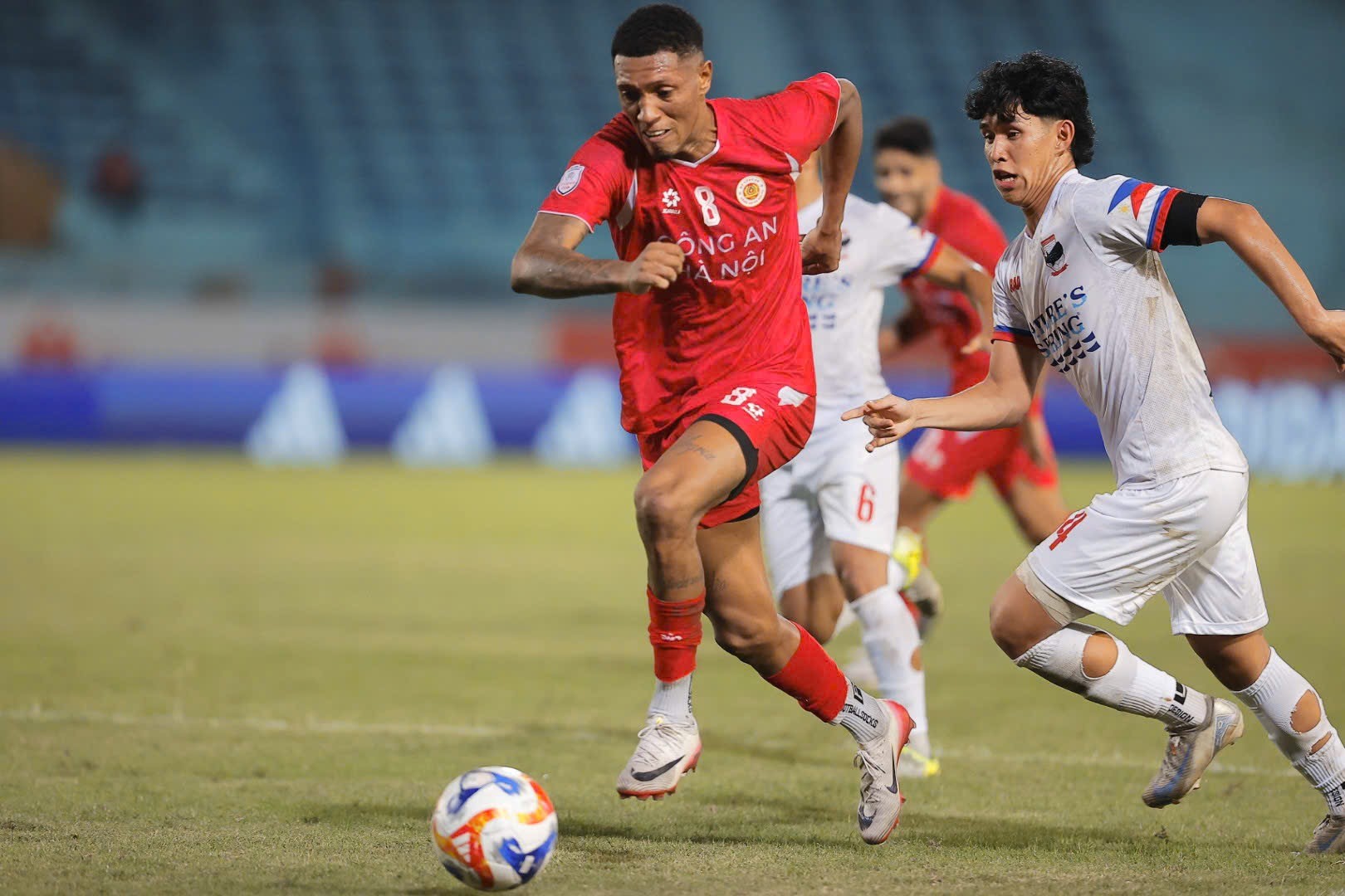 Đội chủ nhà Công An Hà Nội FC chơi ép sân trong cả trận đấu