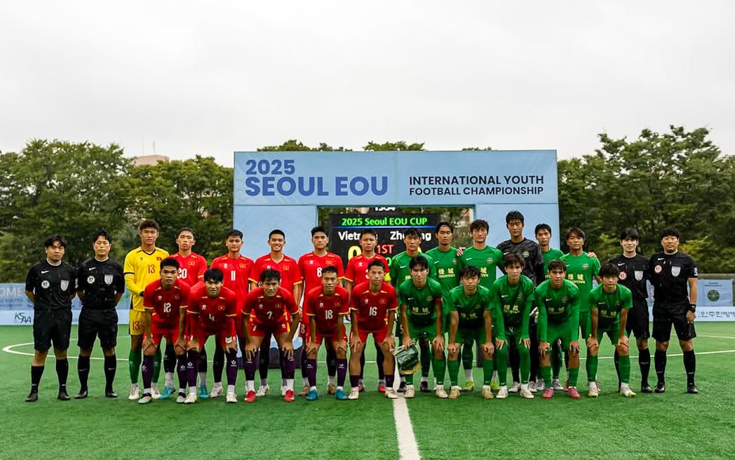 Hai đội U18 Việt Nam và U18 Zhejiang chụp ảnh lưu niệm trước trận đấu