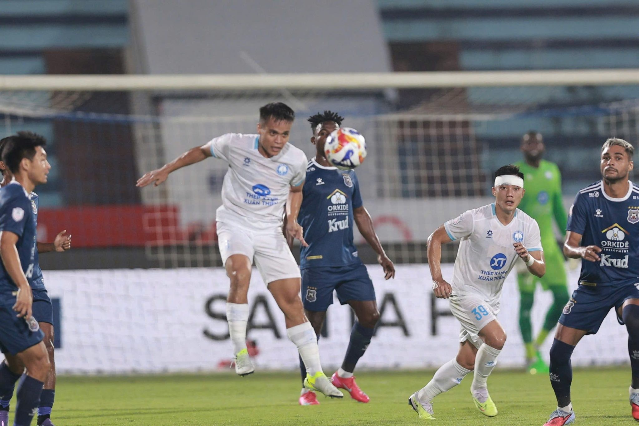 Đội chủ nhà Thép Xanh Nam Định vươn lên dẫn trước 2-0 ngay trong hiệp đấu đầu tiên