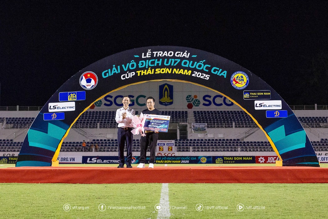 Đại diện U17 SHB Đà Nẵng lên nhận giải phong cách