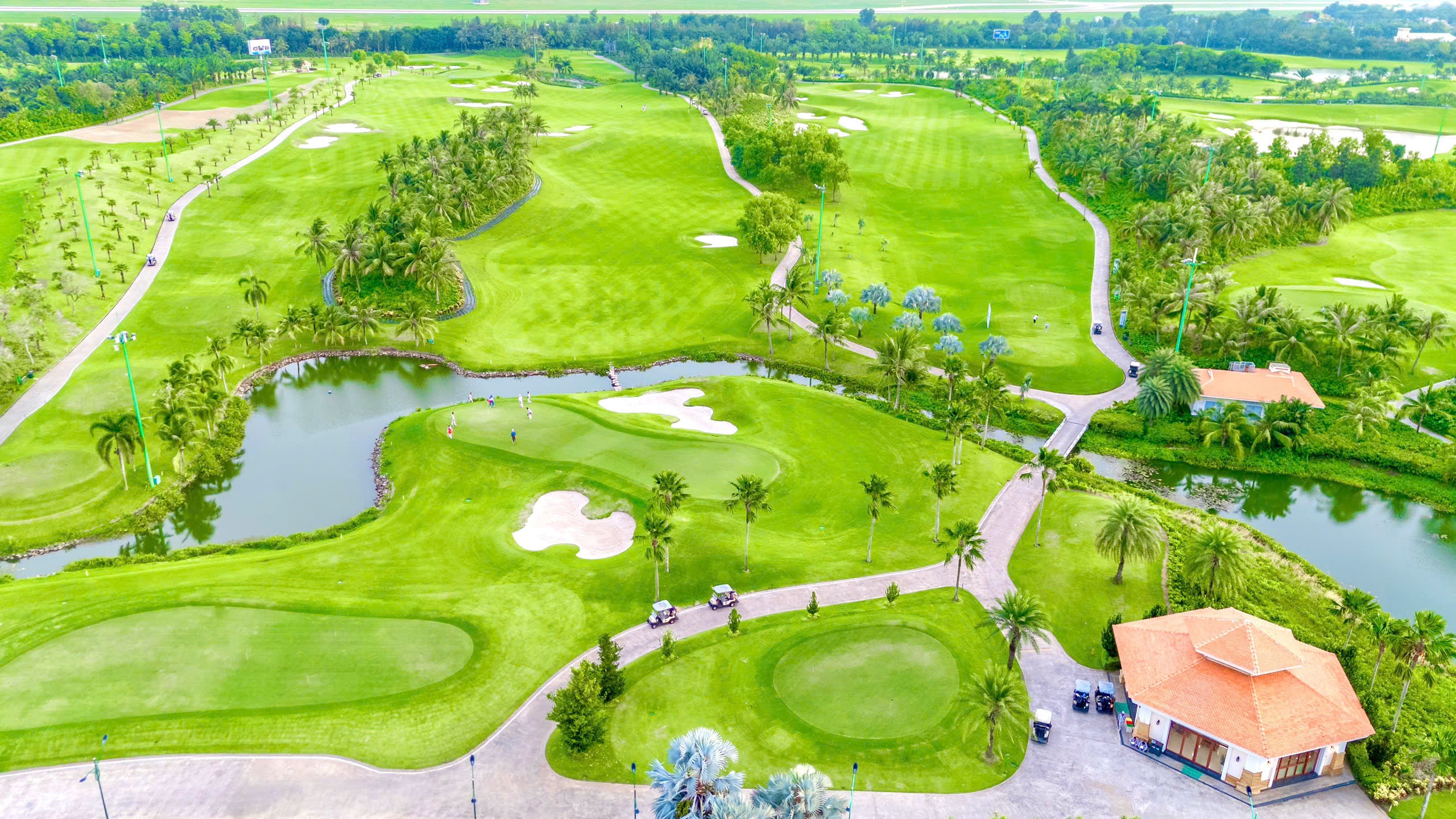 Sân Golf Tân Sơn Nhất (Thành phố Hồ Chí Minh) - mô hình sân Golf Xanh, kết hợp giữa thiết kế hiện đại và cam kết bảo vệ thiên nhiên. 