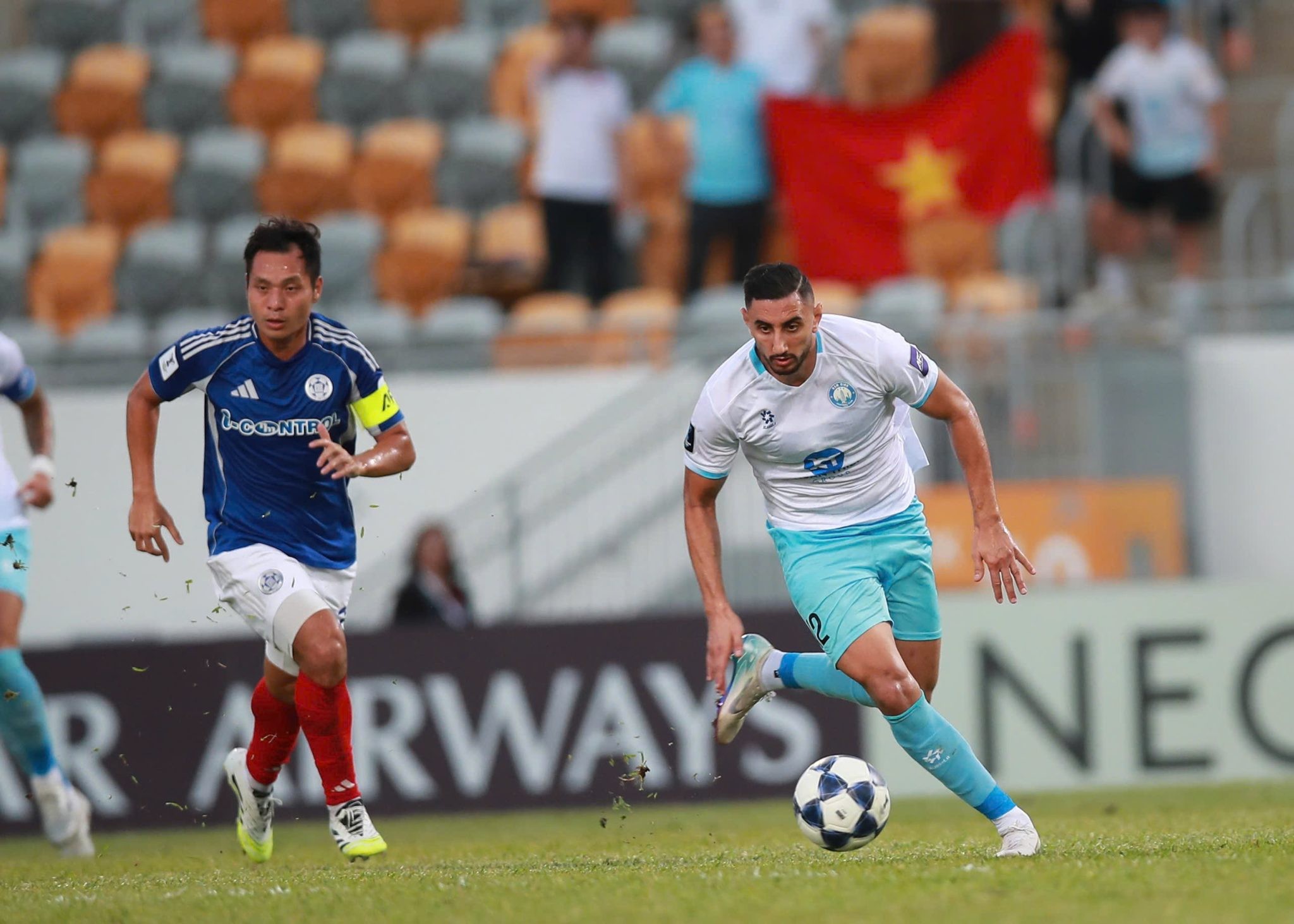 HLV Vũ Hồng Việt sử dụng đội hình xuất phát với 11 ngoại binh để gây sức ép lên đội chủ nhà