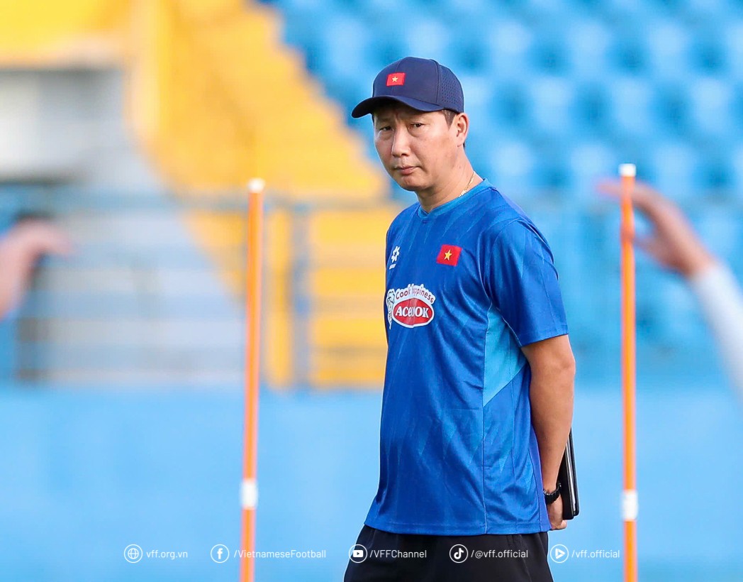 HLV Kim Sang Sik chỉ áp dụng các bài tập nhẹ nhàng để giúp các học trò thả lỏng cơ bắp, giải phóng sức ì, lấy lại cảm giác bóng