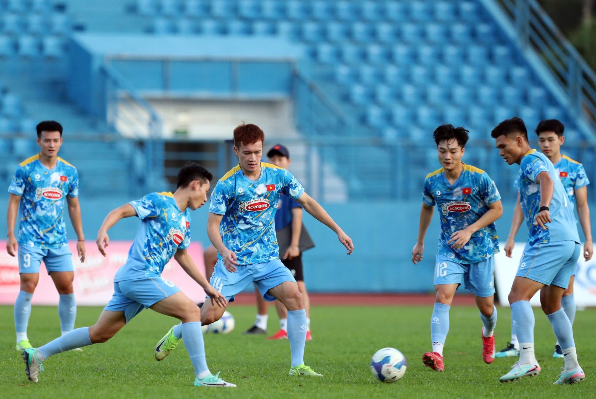 Các cầu thủ Việt Nam tích cực luyện tập, chuẩn bị cho hai trận đấu quan trọng sắp tới
