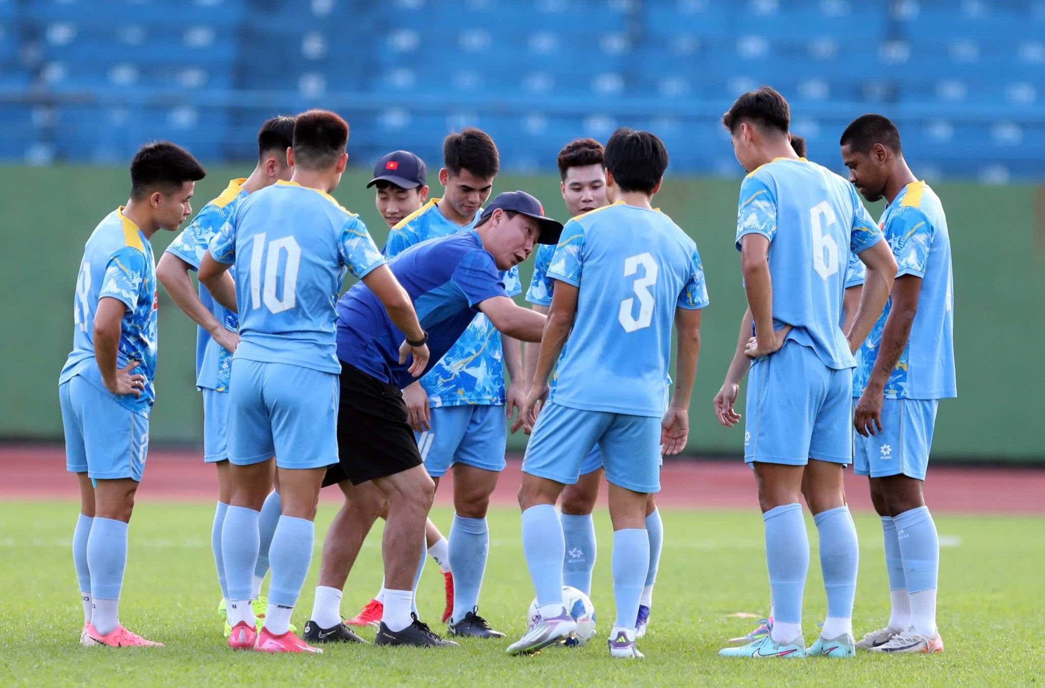 HLV Kim Sang Sik miệt mài chỉ bảo các học trò luyện tập