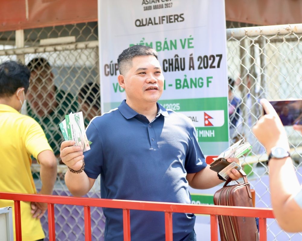 Niềm vui của cổ động viên khi được cầm trên tay những tấm vé xem trực tiếp đội tuyển Việt Nam thi đấu