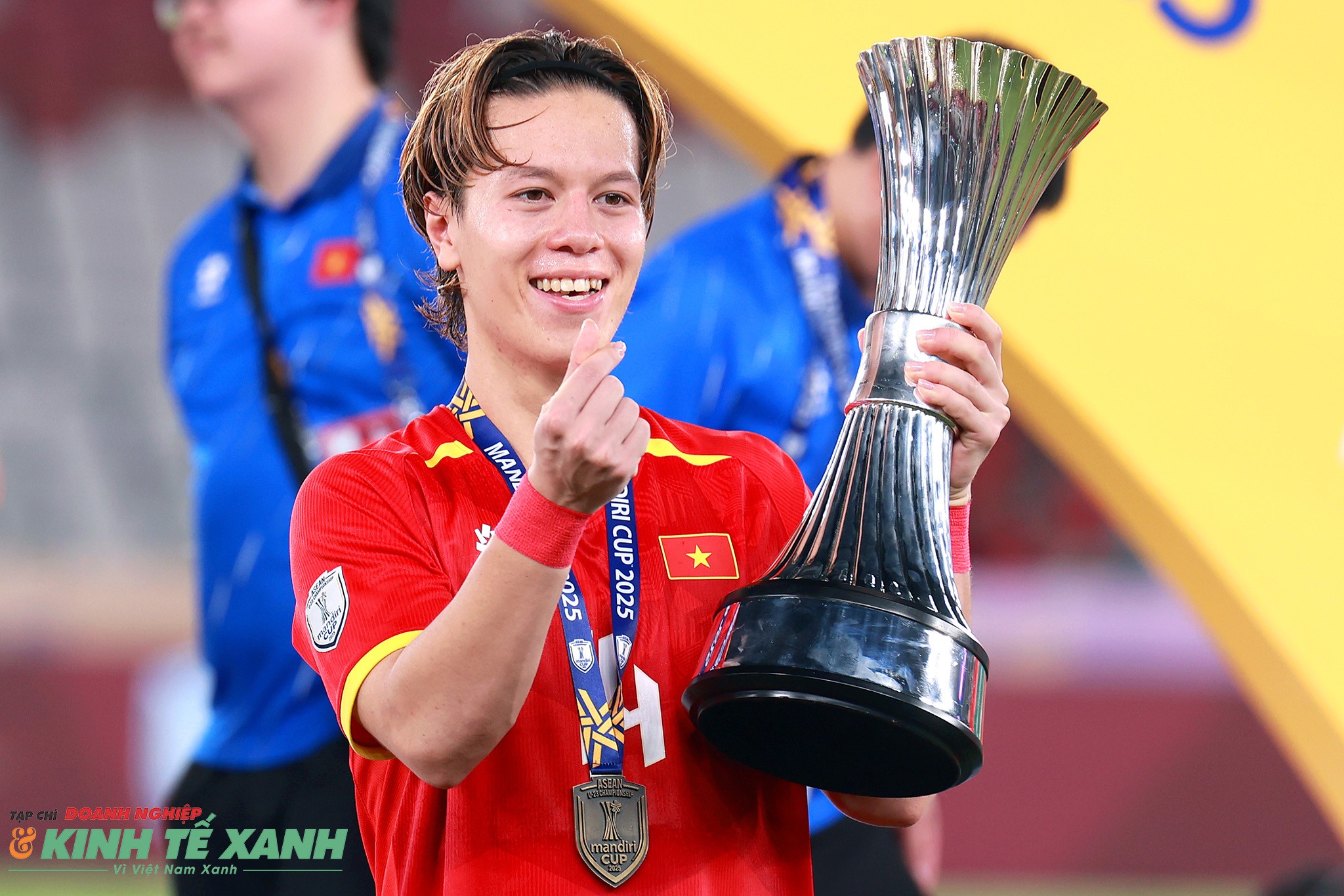 Tiền vệ Việt kiều Lê Viktor thả tim cùng cúp vàng vô địch Mandiri Cup 2025