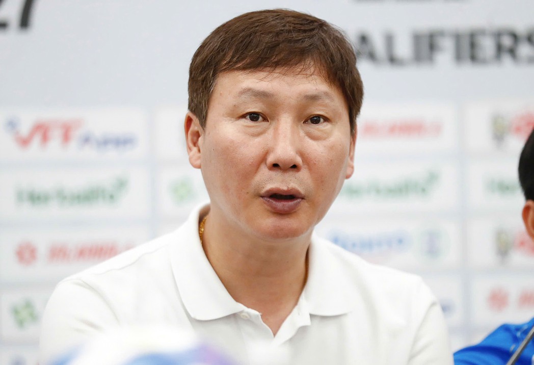 HLV Kim Sang Sik trả lời phỏng vấn tại buổi họp báo sau trận lượt đi với Nepal