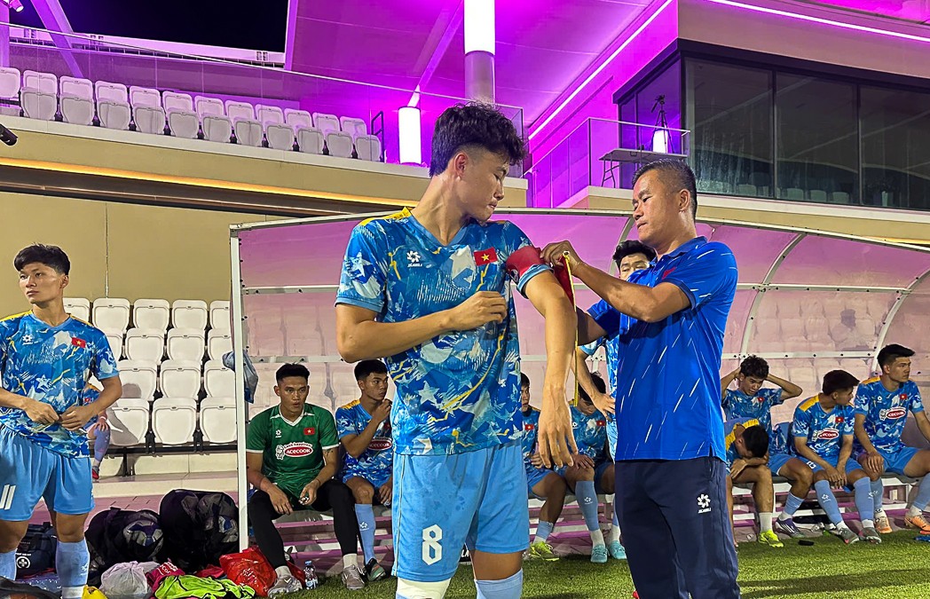 HLV Đinh Hồng Vinh đeo băng đội trưởng cho tiền vệ Văn Trường