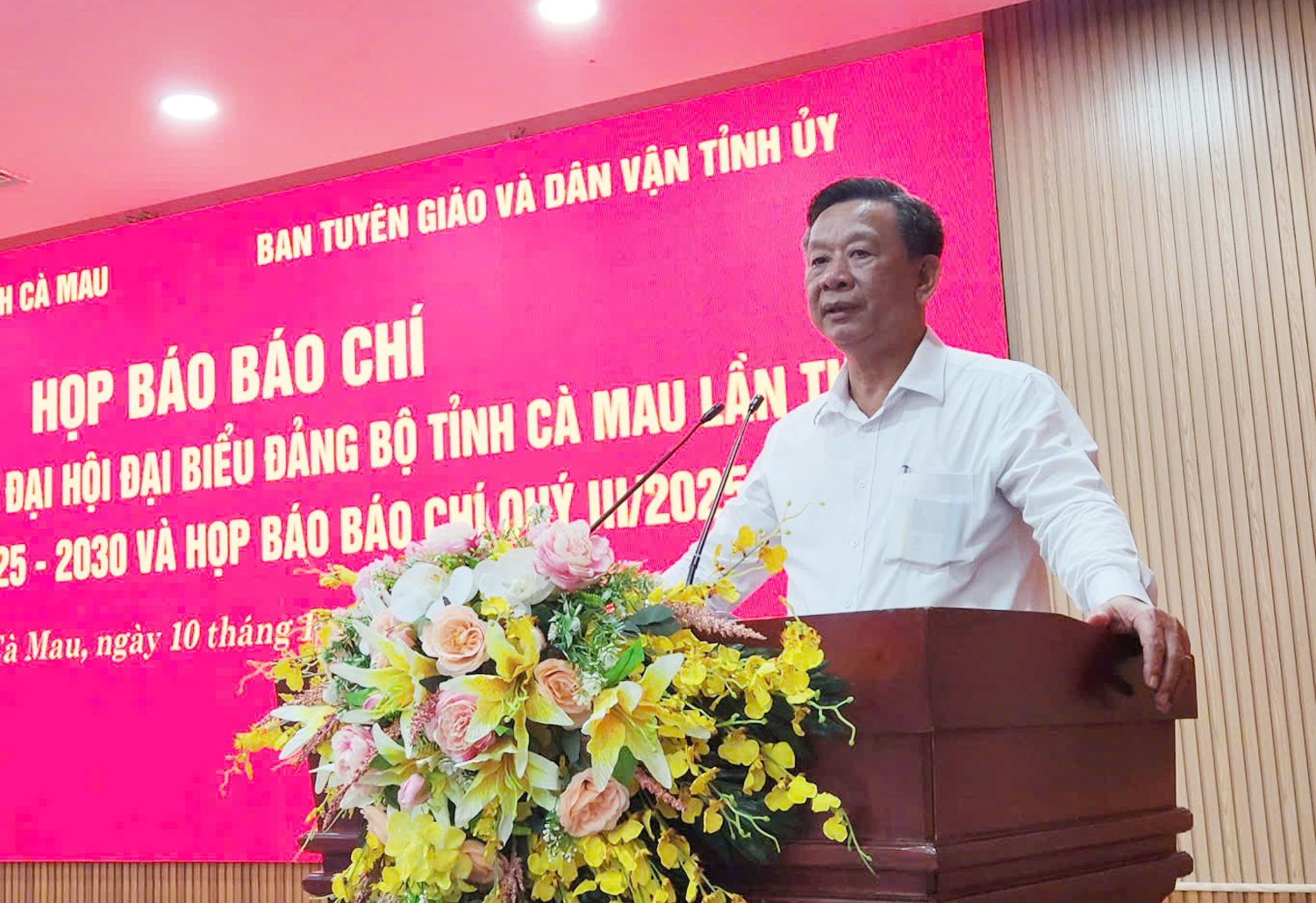 ca-mau-ong-ho-viet-trung-anh-2-hop-bao-ngay-1010-1760372940.png