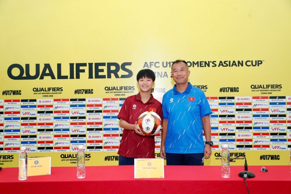 HLV trưởng Okiyama Masahiko và cầu thủ Trần Thị An tại buổi họp báo